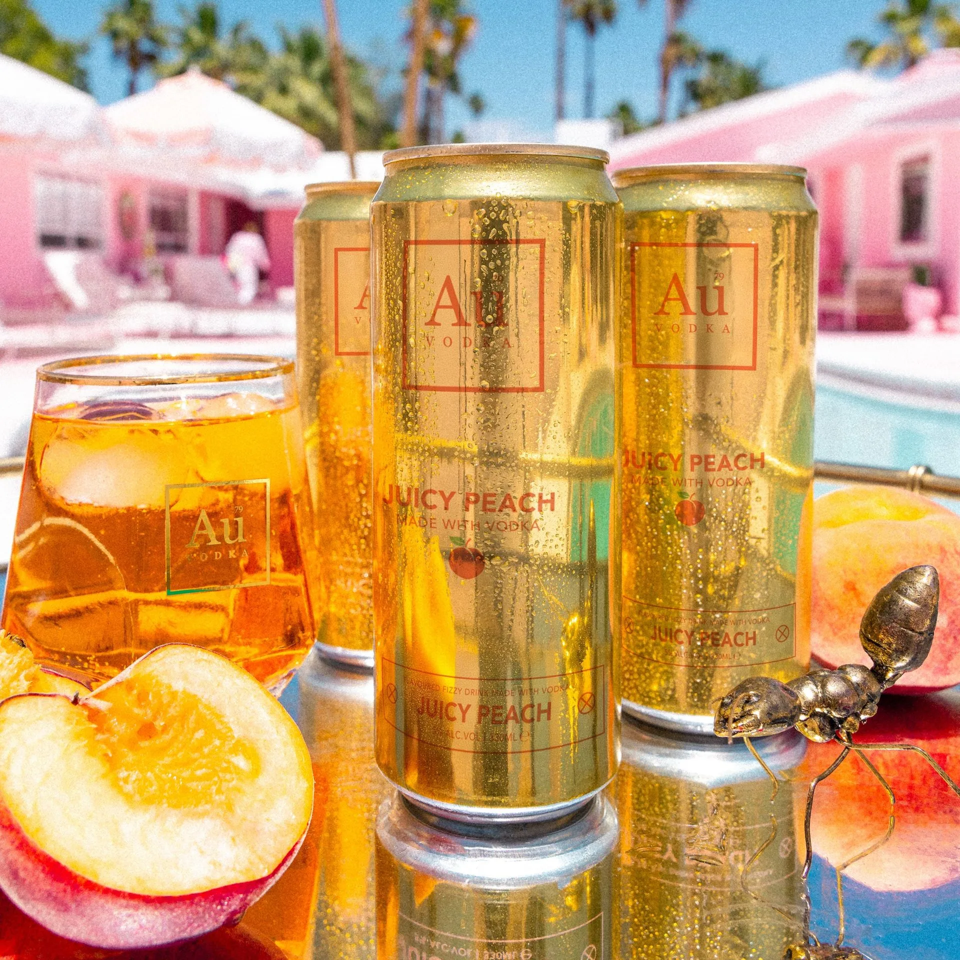 Au Vodka Cherryade kontra Juicy Peach: Która puszka z gotową mieszanką wygrywa?