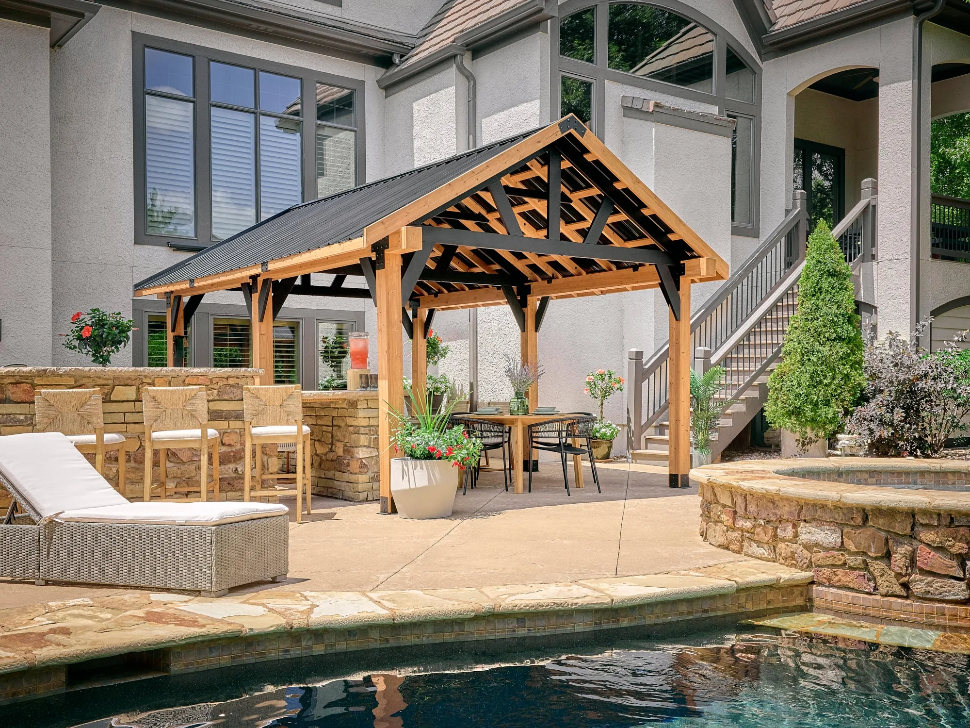 Comment choisir un gazebo en cèdre et acier pour votre jardin