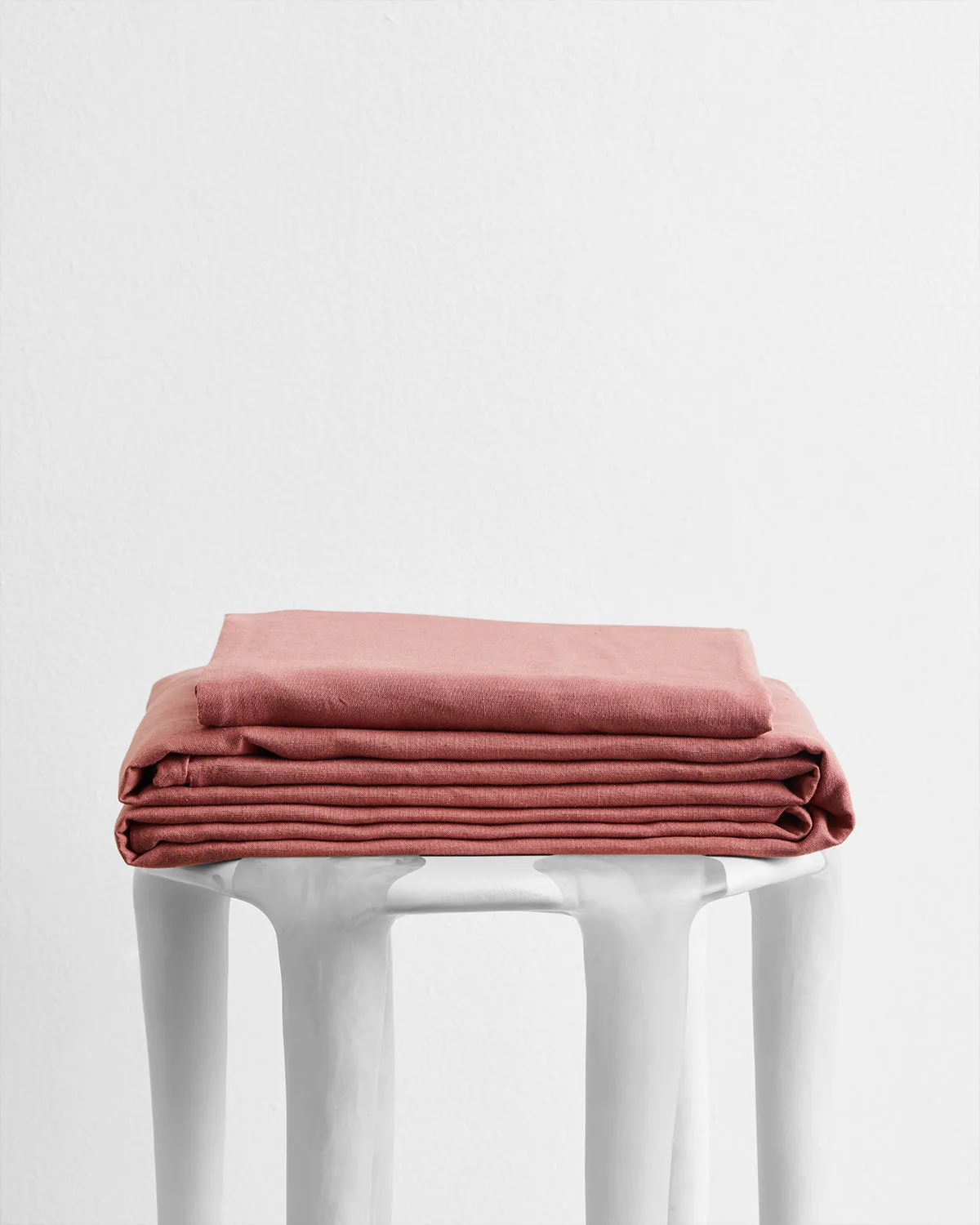 How to Mix and Match Linen Bedding Colors for a Trendy Bedroom Look