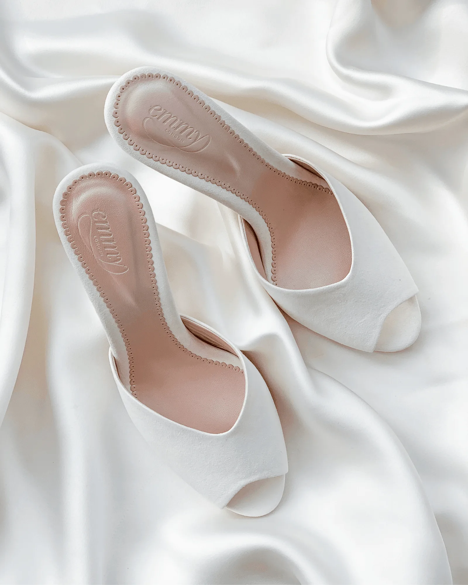 Tess vs Josie vs Ruby: Welcher elfenbeinfarbene Wildleder-Brautschuh?