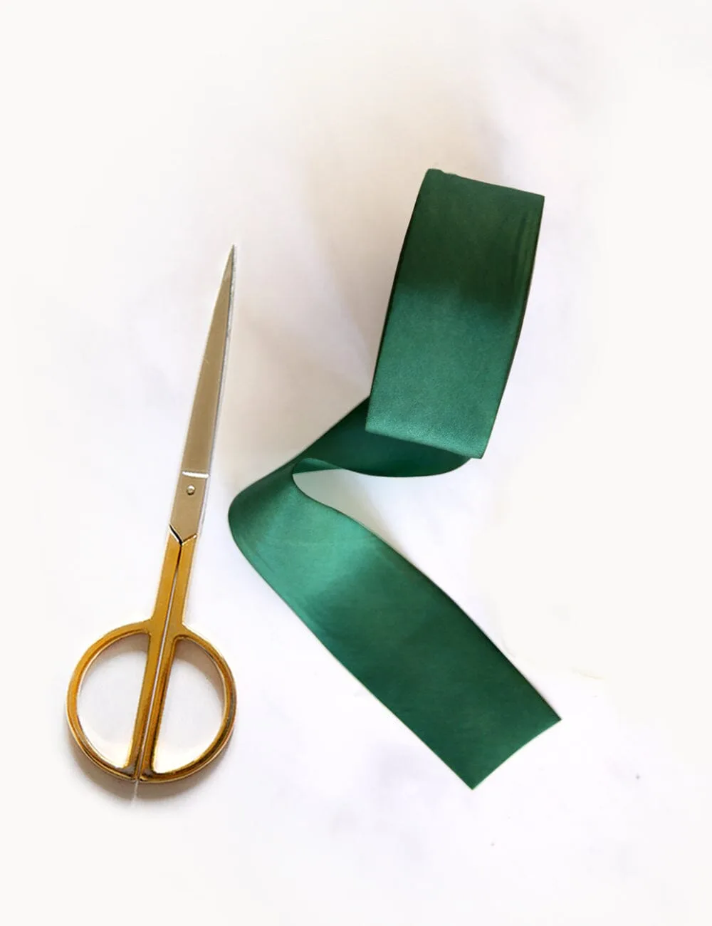 Cinta de seda vs cinta de raso: ¿cuál es la adecuada para tu regalo?
