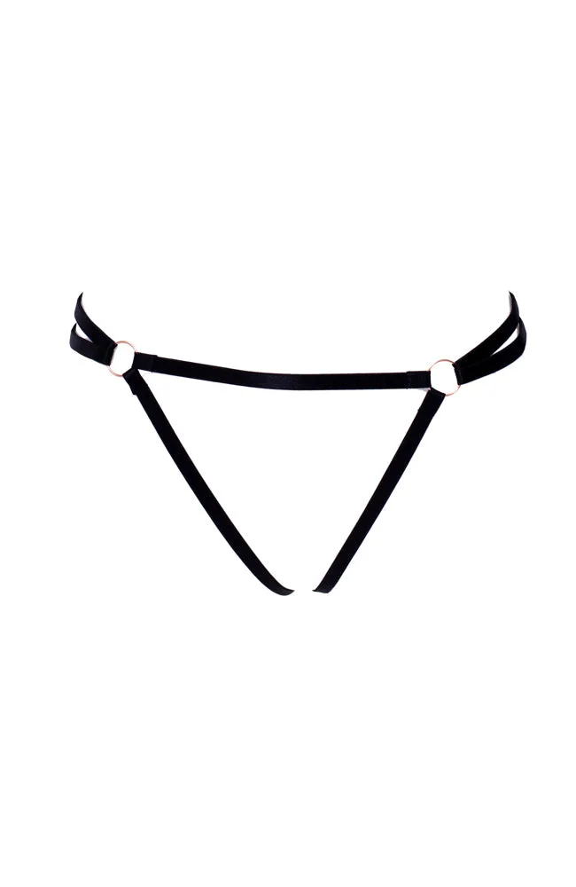 بنطلونات Ouvert Frame مقابل Double G String: أيهما تجرب