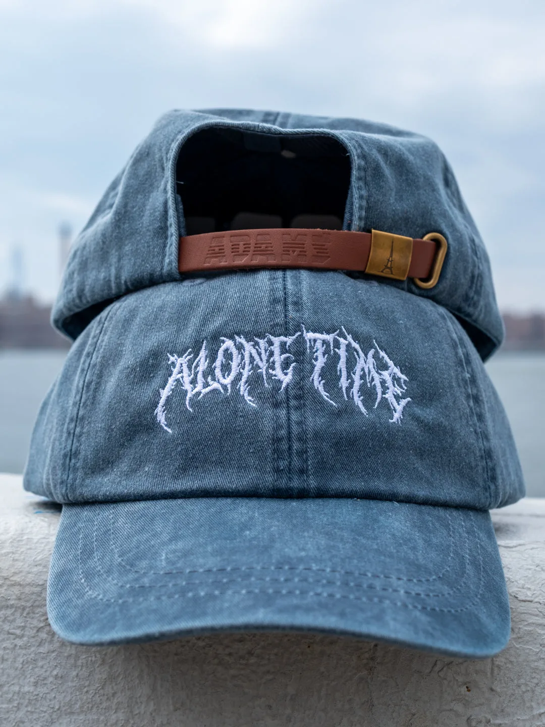 'Alone Time' Metalen logo - Dad hat met leren band - Navy