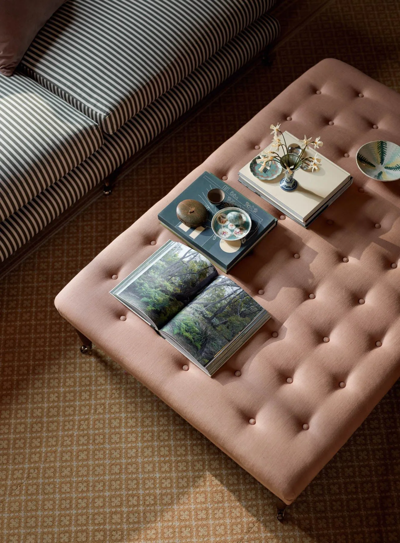 How to Choose a Footstool: Size, Shape, and Fabric Guide