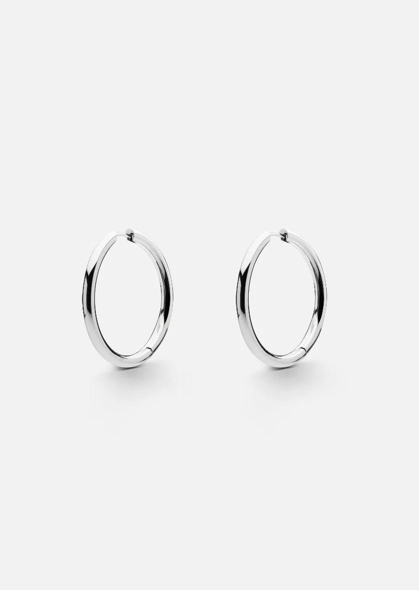 Så stylar du örhängen och armband i silver för hösten