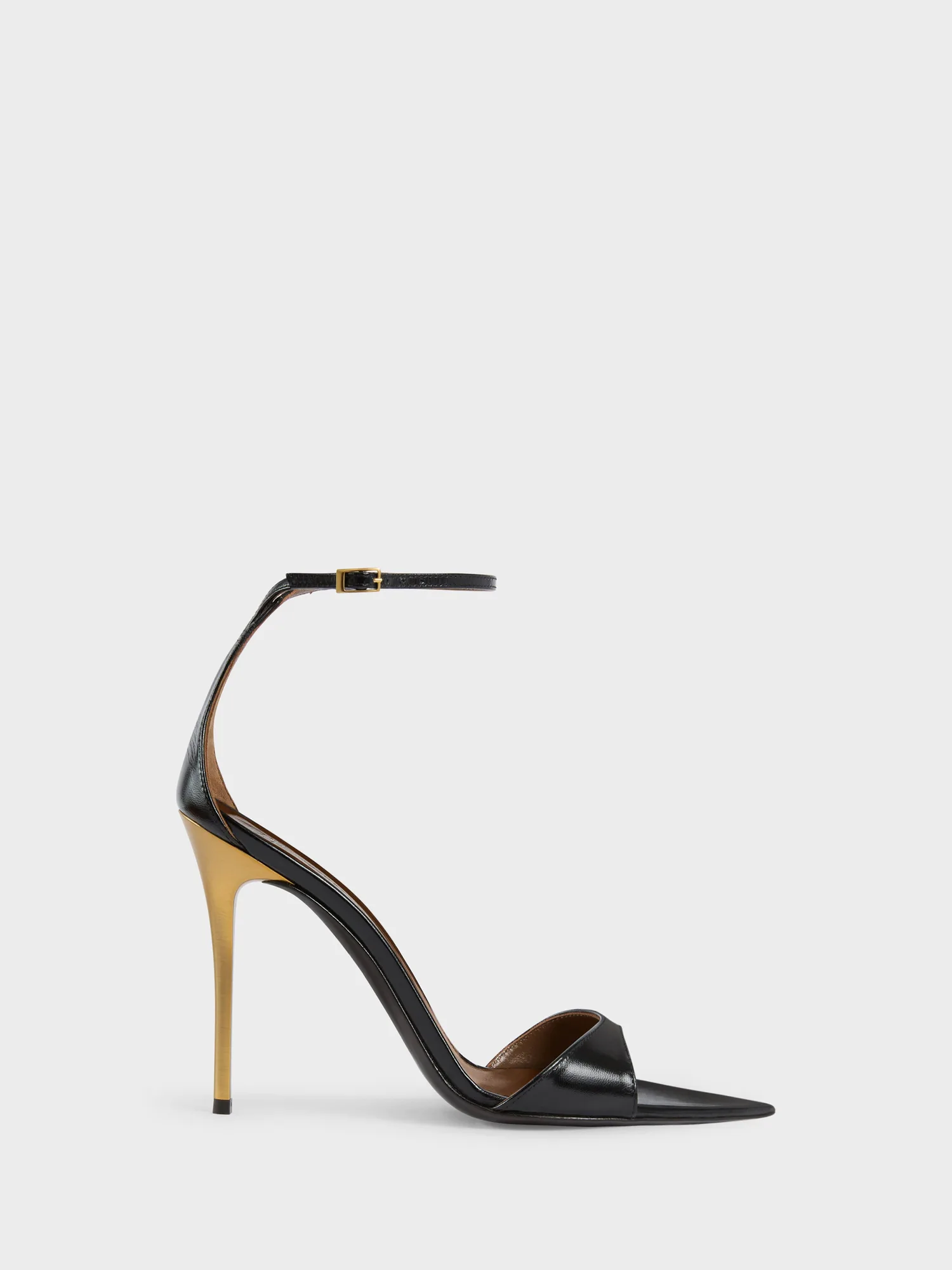 صندل Giuseppe Zanotti المسطح مقابل الكعب العالي: أيهما تختار