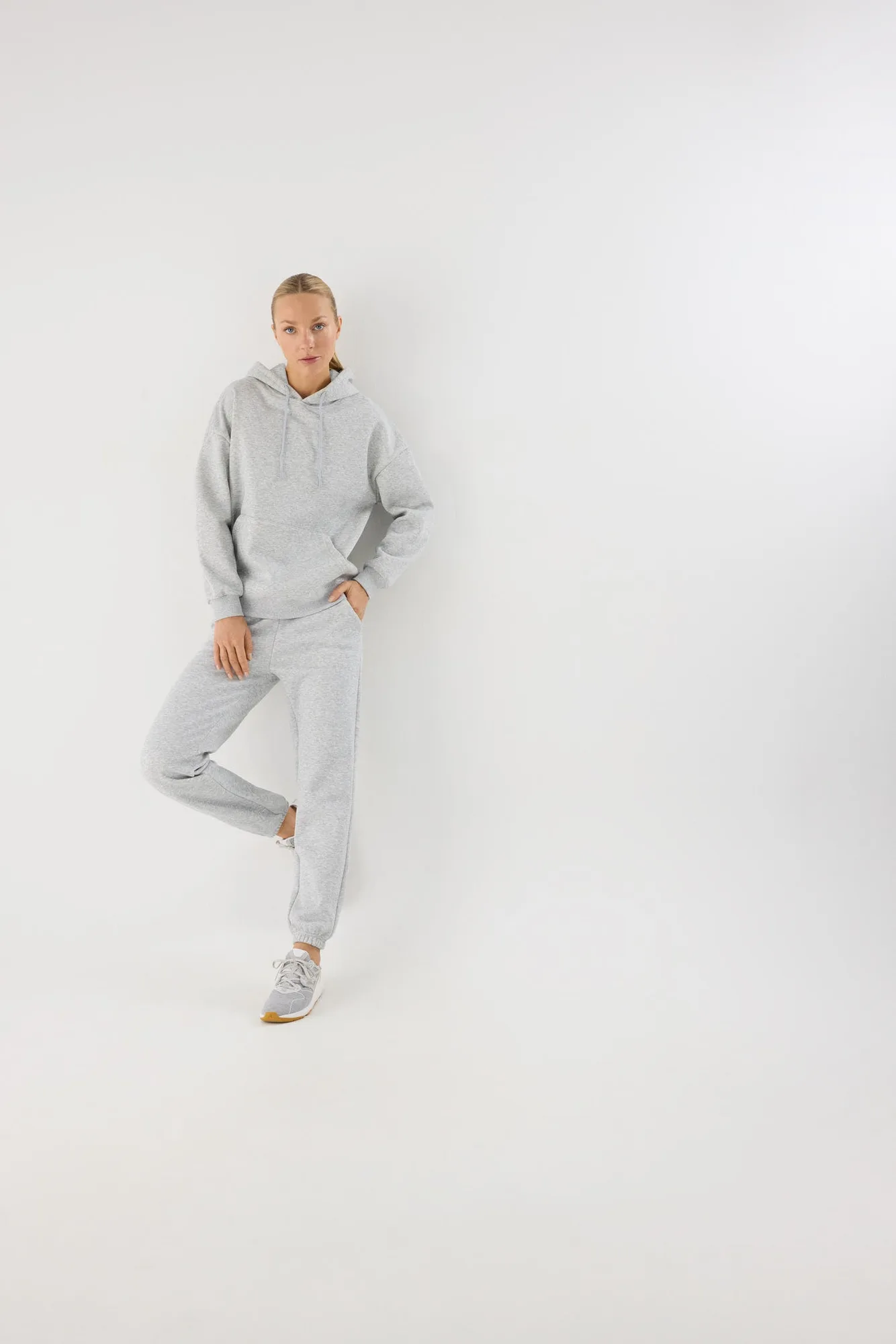 Conjunto de chándal deportivo afelpado sudadera con capucha y jogger gris