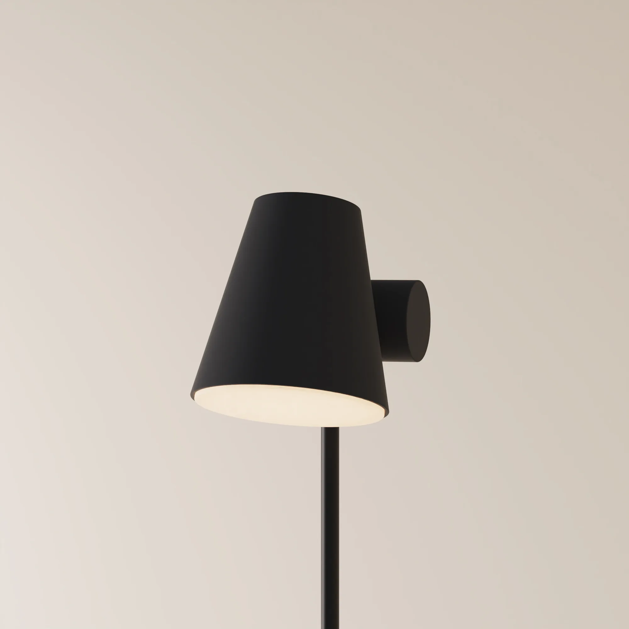 Aim Floor Light by Smart Design in Carbon, 48″ tall