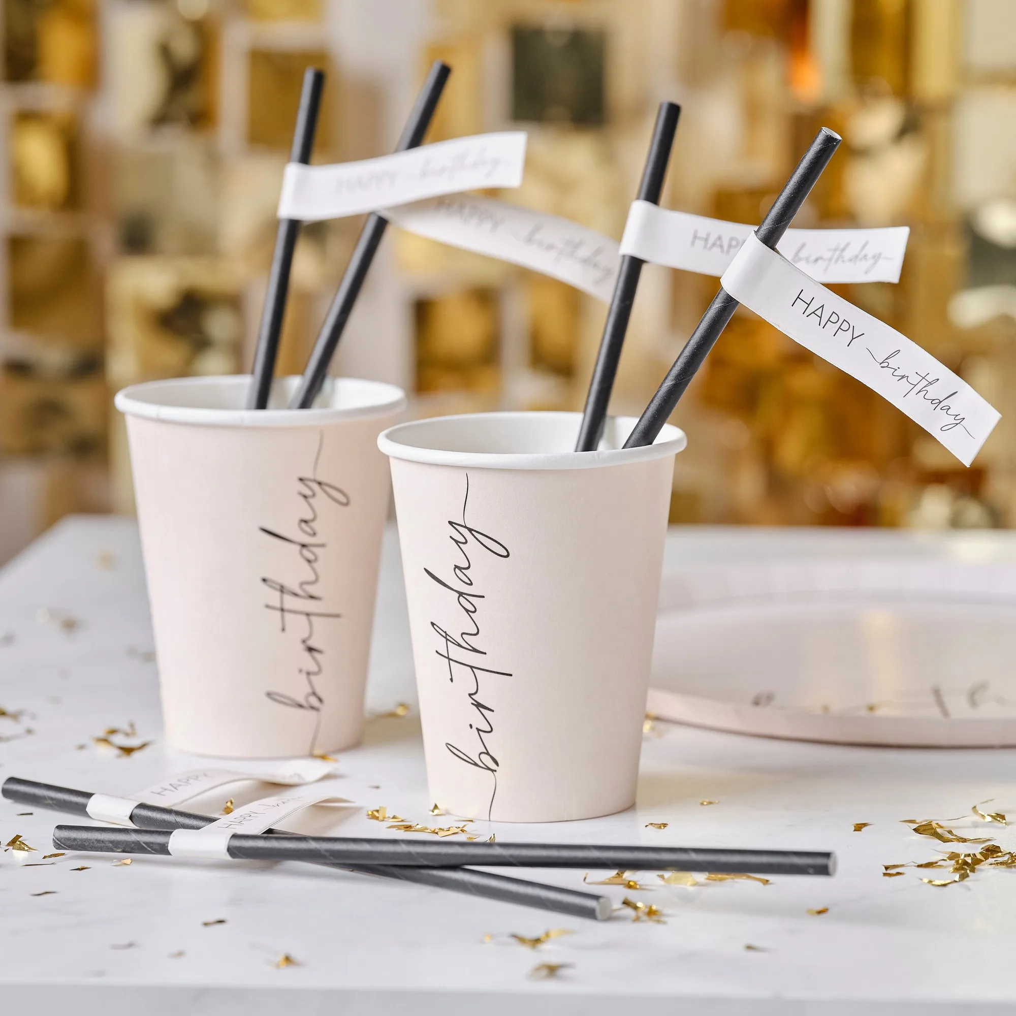 Palhinhas e copos de papel de aniversário: crie um tema coordenado