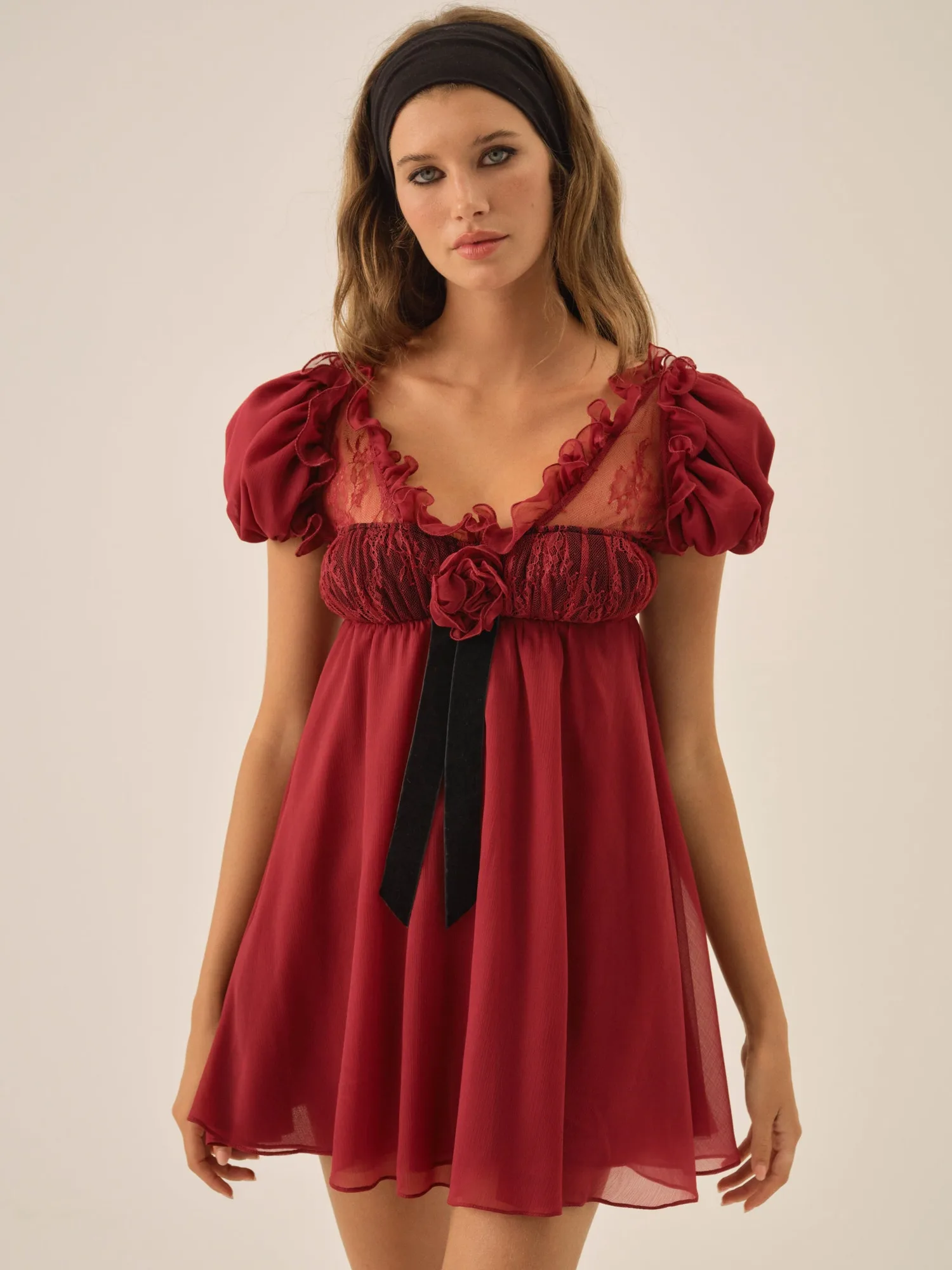 Claudine šifonové mini šaty — vínová