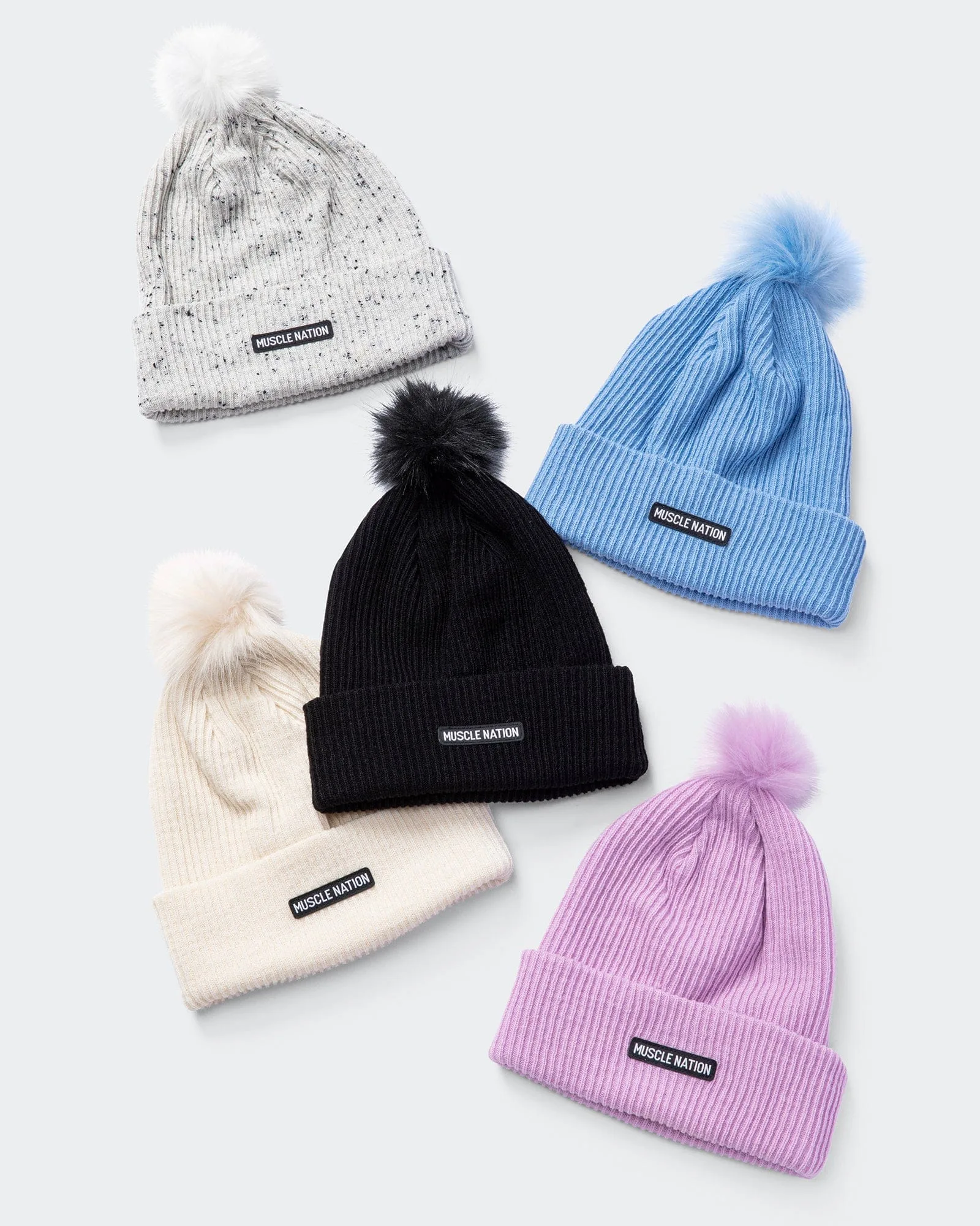 Come abbinare un berretto con pompon ai look da palestra invernali