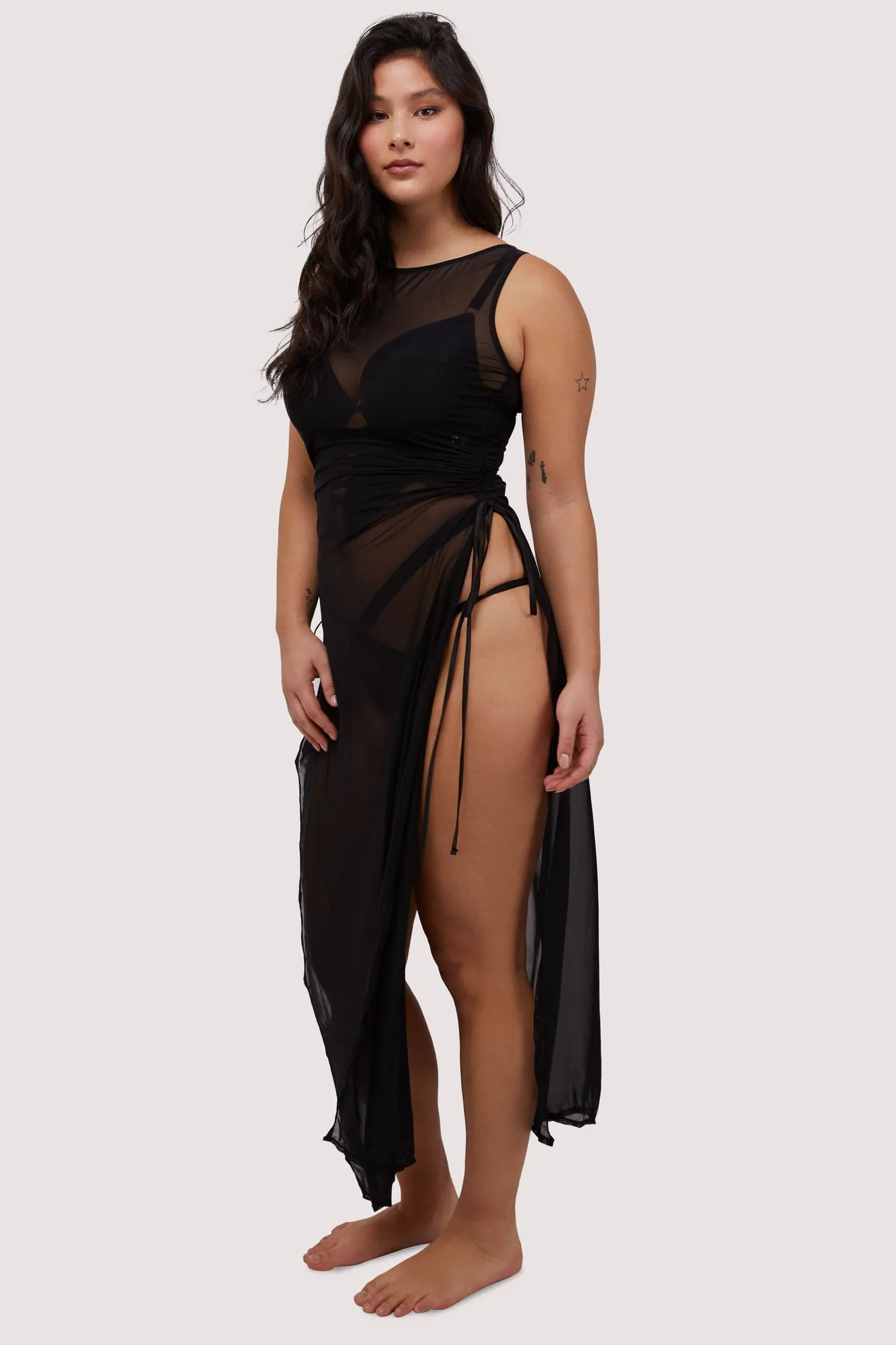 Jak doplnit šaty z řasené síťoviny bodycon