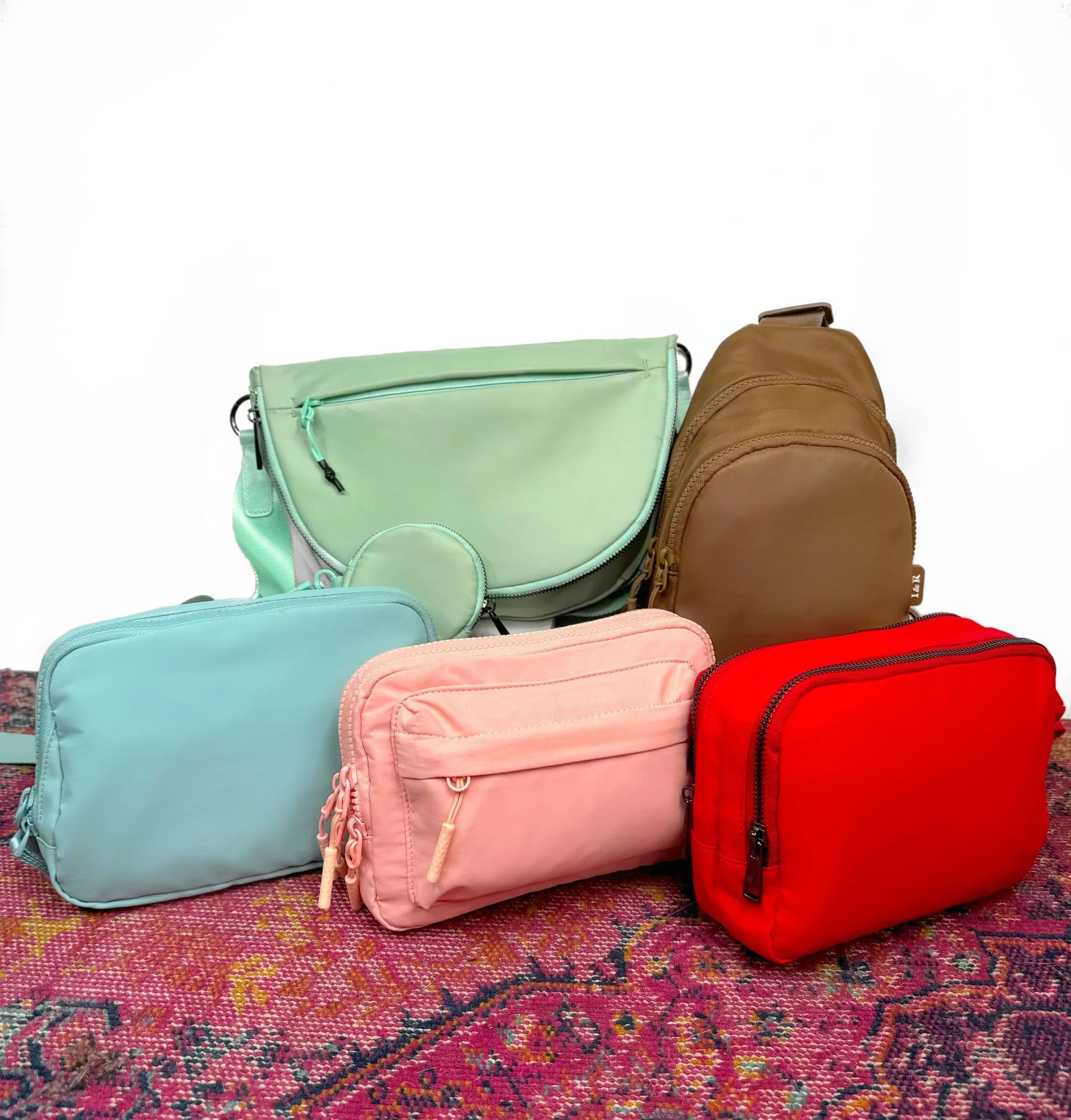 Co najdete uvnitř tajemné crossbody tašky Iris & Rainbow