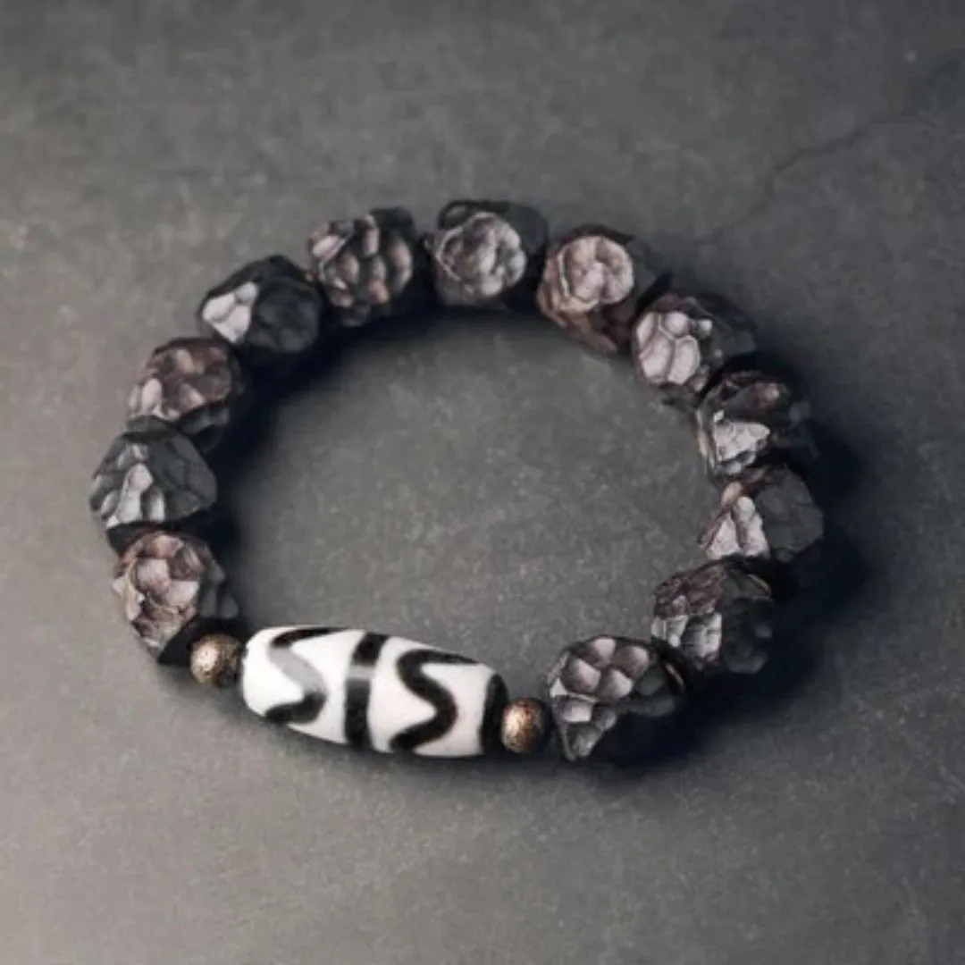 Buddhistischer Buddha-Schmuck: Bedeutung, Arten und respektvolles Tragen