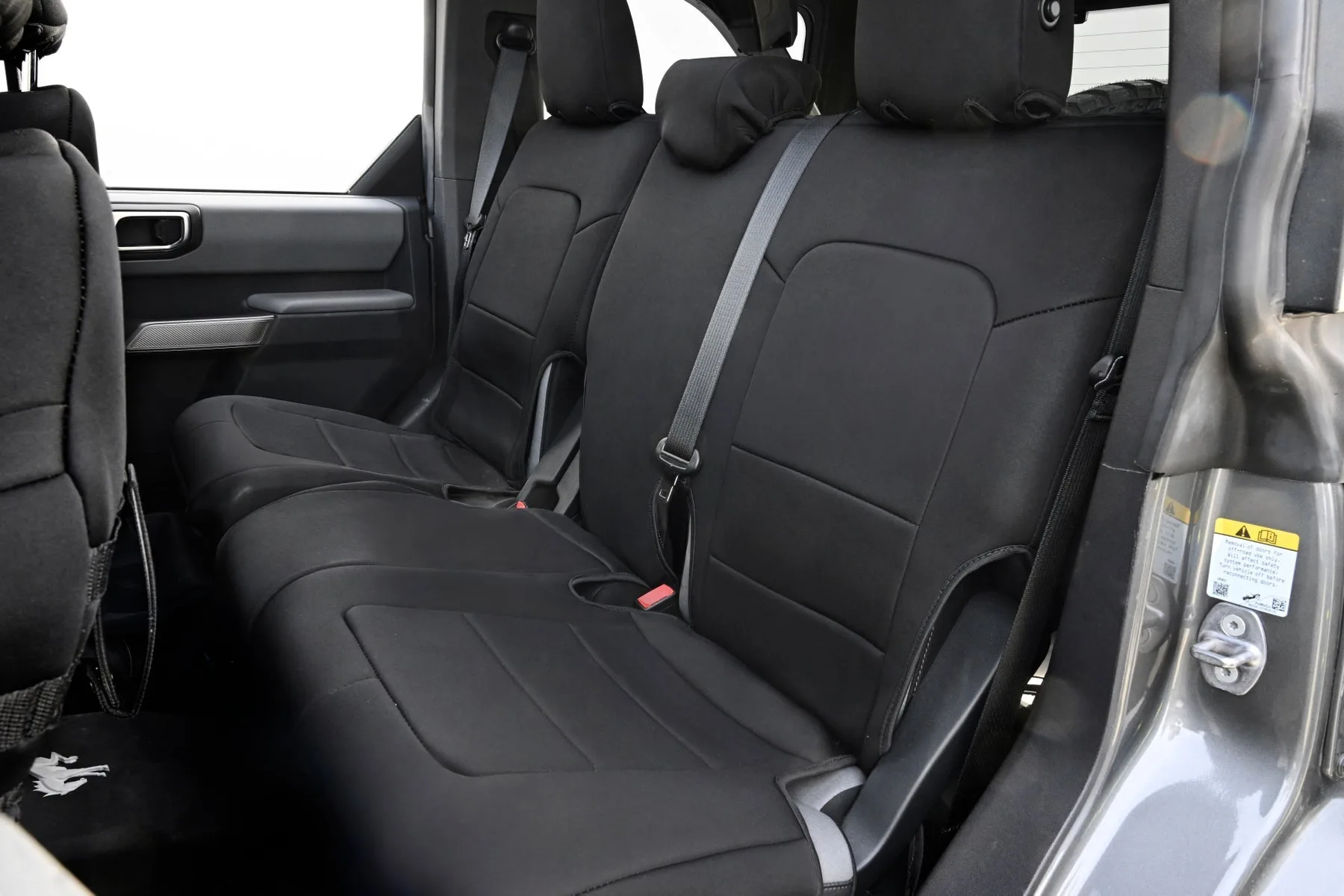 Einbau von Rücksitzbezügen für einen Ford Bronco