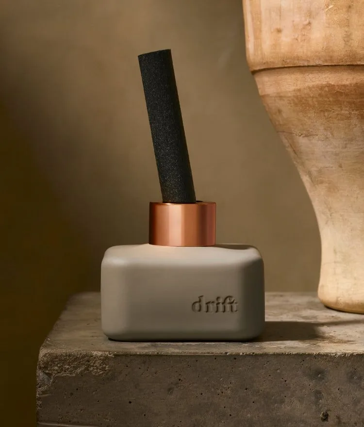 Reed Diffuser vs. Room Spray: Which Home Scent Lasts Longer? A Complete Comparison