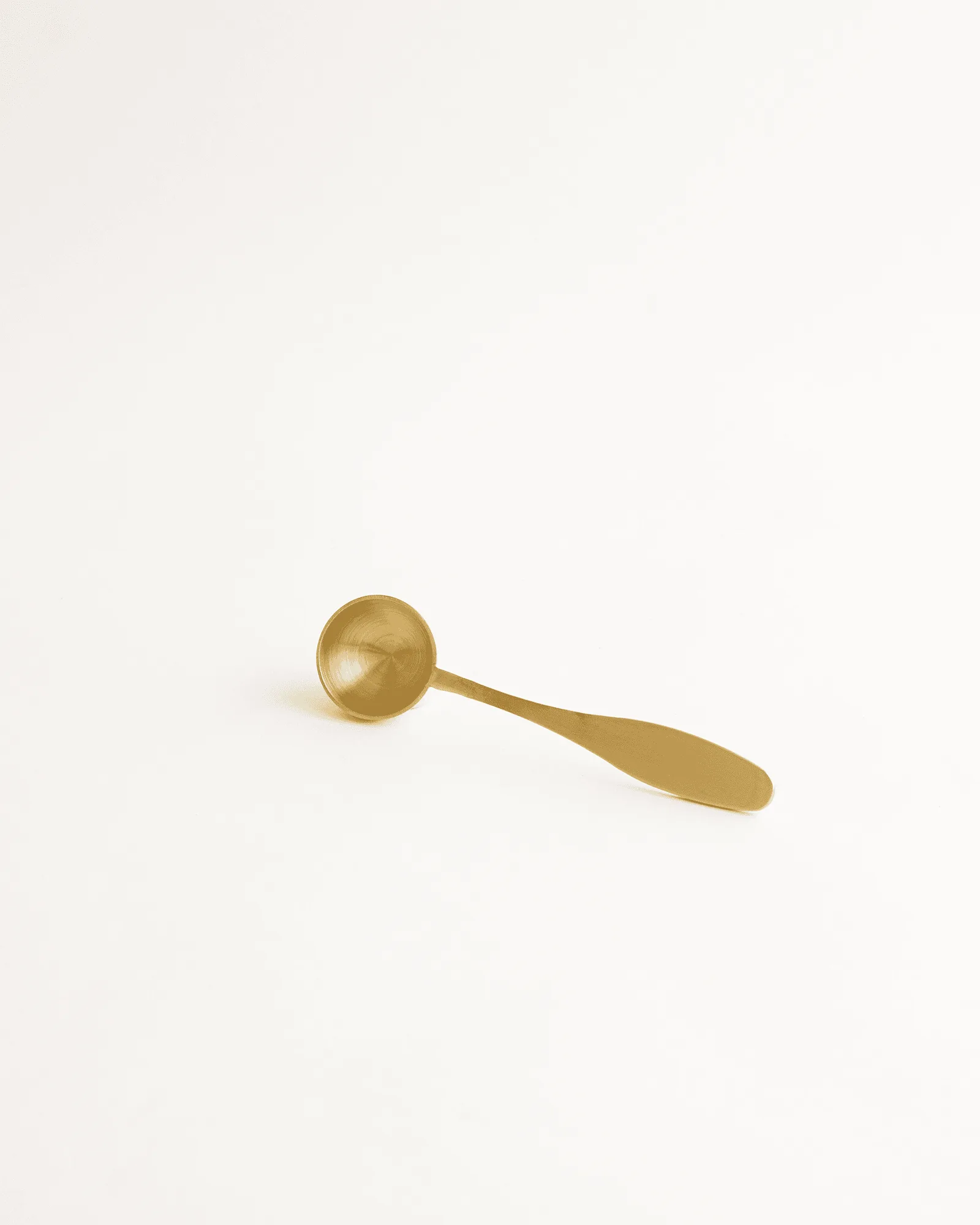 Gold-Matte-Schaufel für losen Tee richtig nutzen