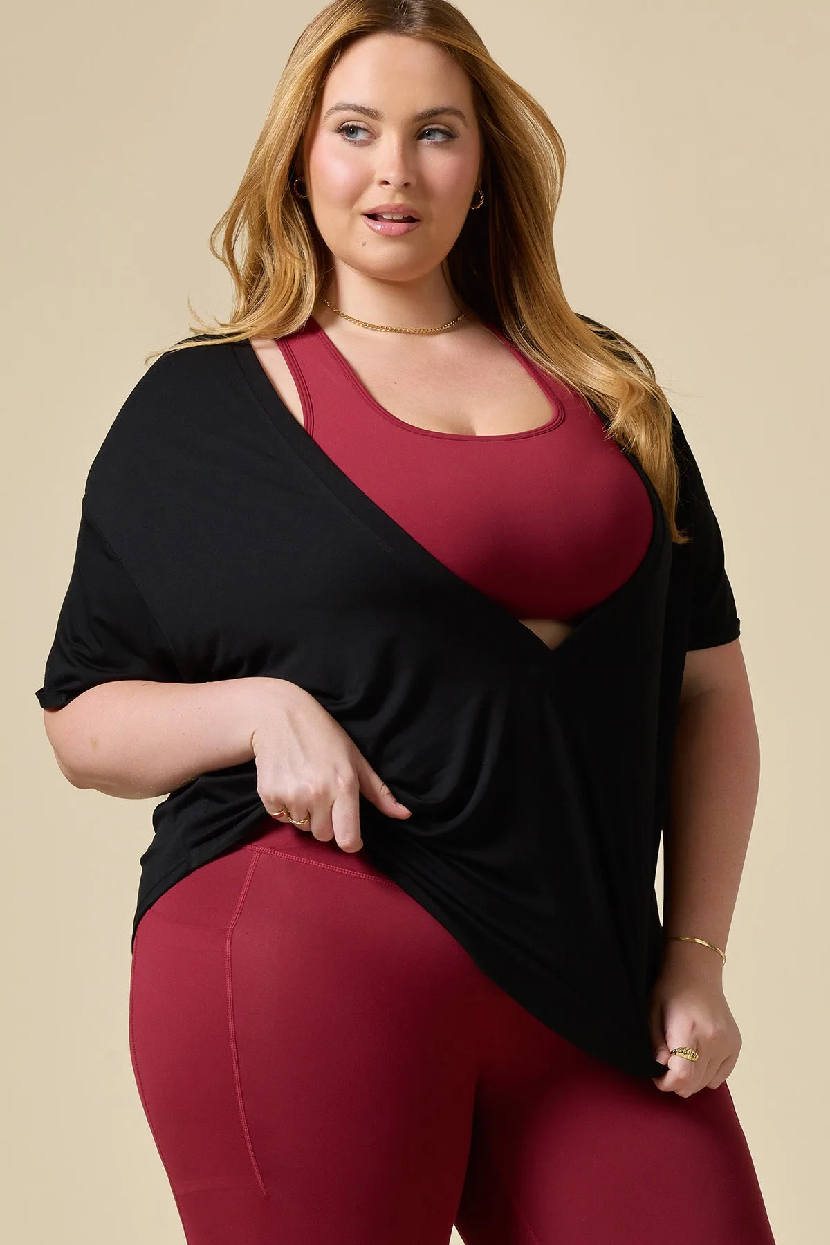 リバーシブルディープVネックTシャルを仕事と週末に着こなす方法