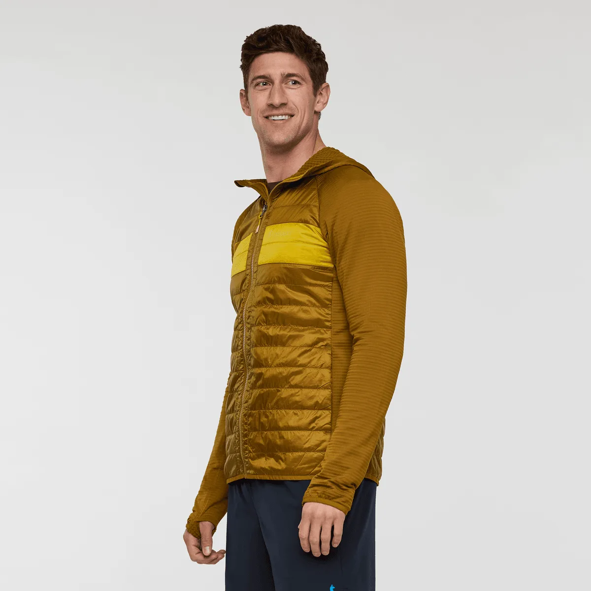 So schichtest du die Cotopaxi Capa Hybrid Jacke für Herren