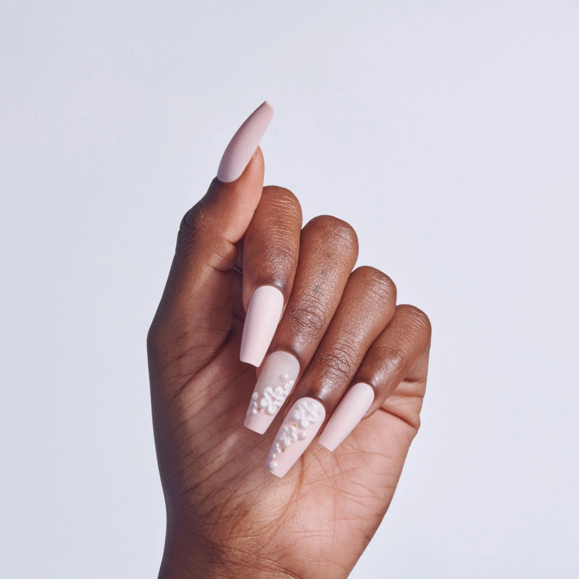 كيفية تطبيق أظافر Kiss Luxe Press On للحصول على مظهر جذاب