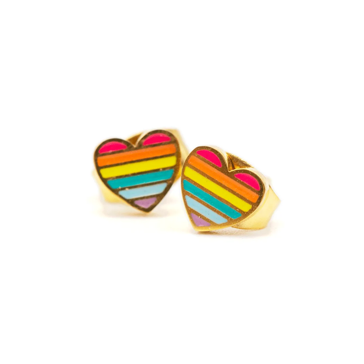 Micro-stude oorbellen combineren met emaille pins voor een gedurfde look