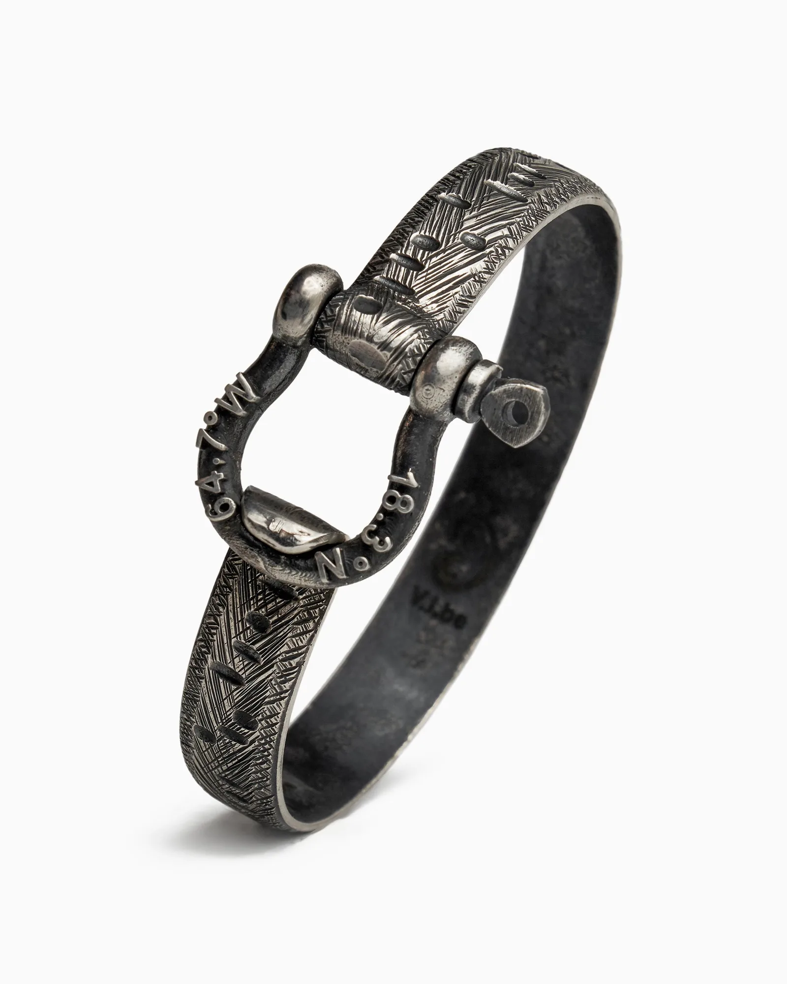 Pulseras de hombre: textura marina vs. textura pirata