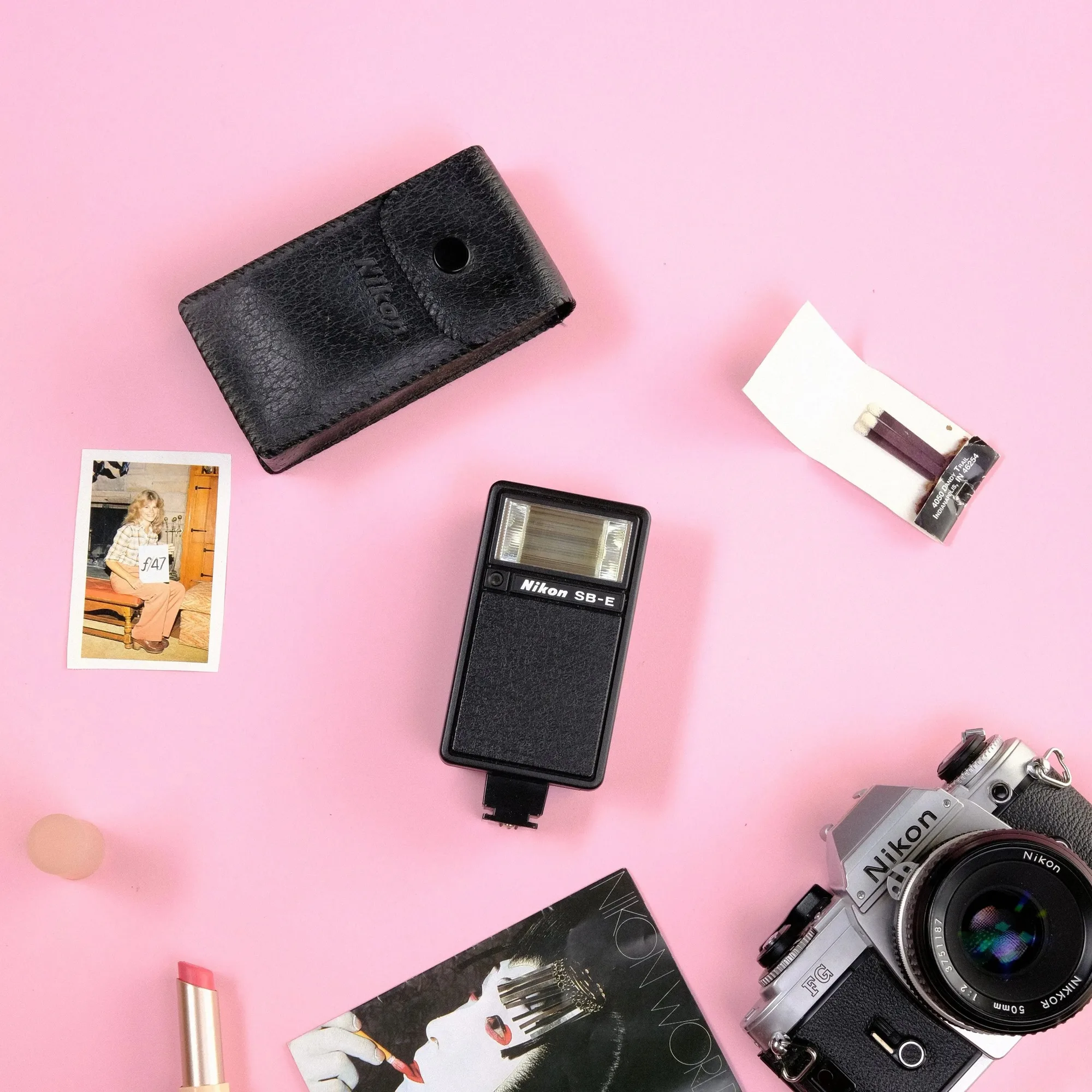 Een vintage flitser gebruiken op een moderne camera