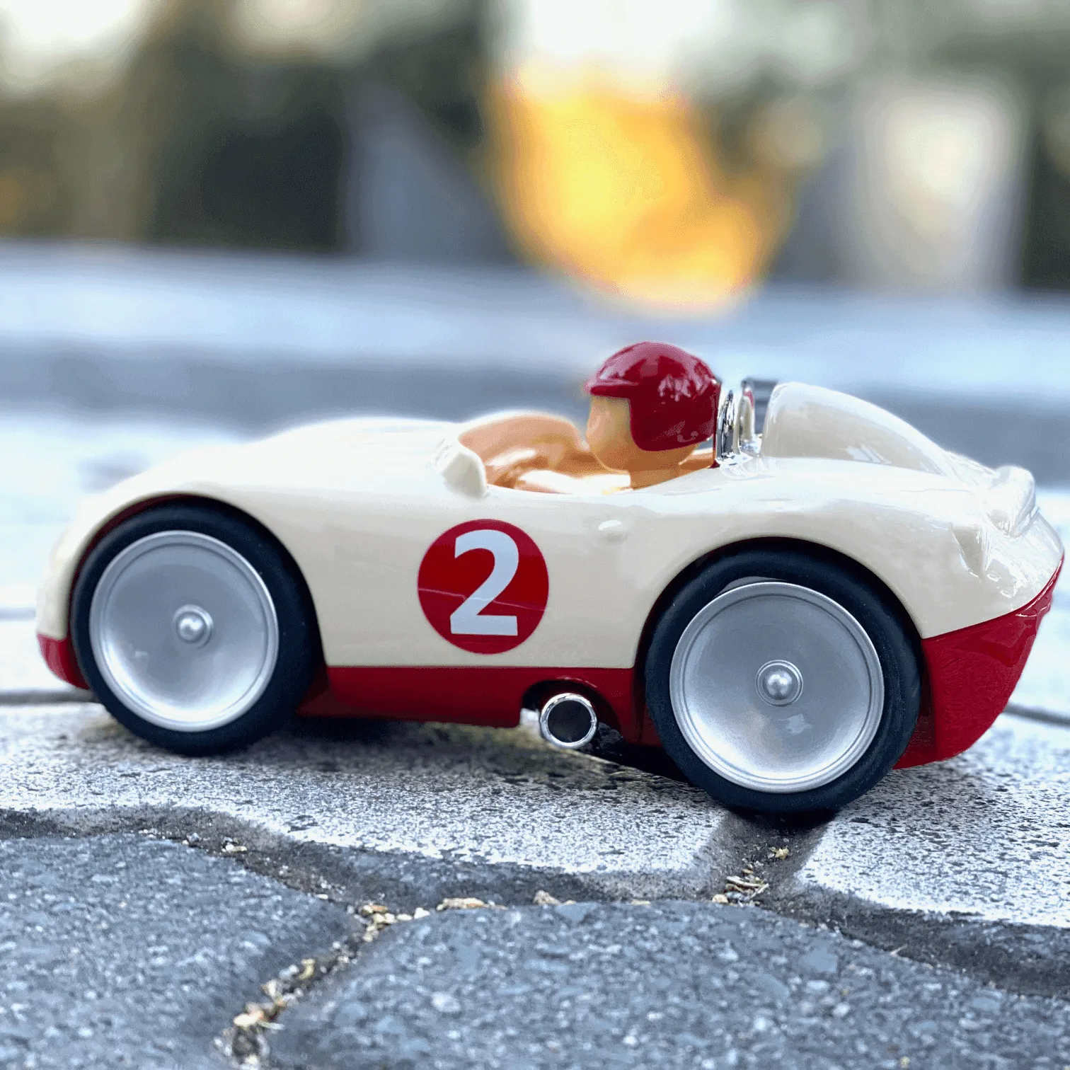 白色 Bolide 玩具車:兒童遊戲點子