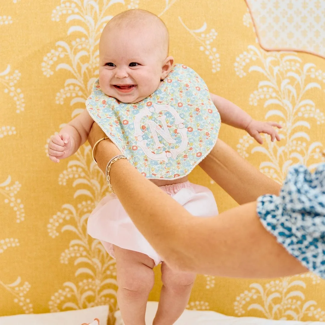 Guía de compra de baberos: qué buscar en un babero para bebé