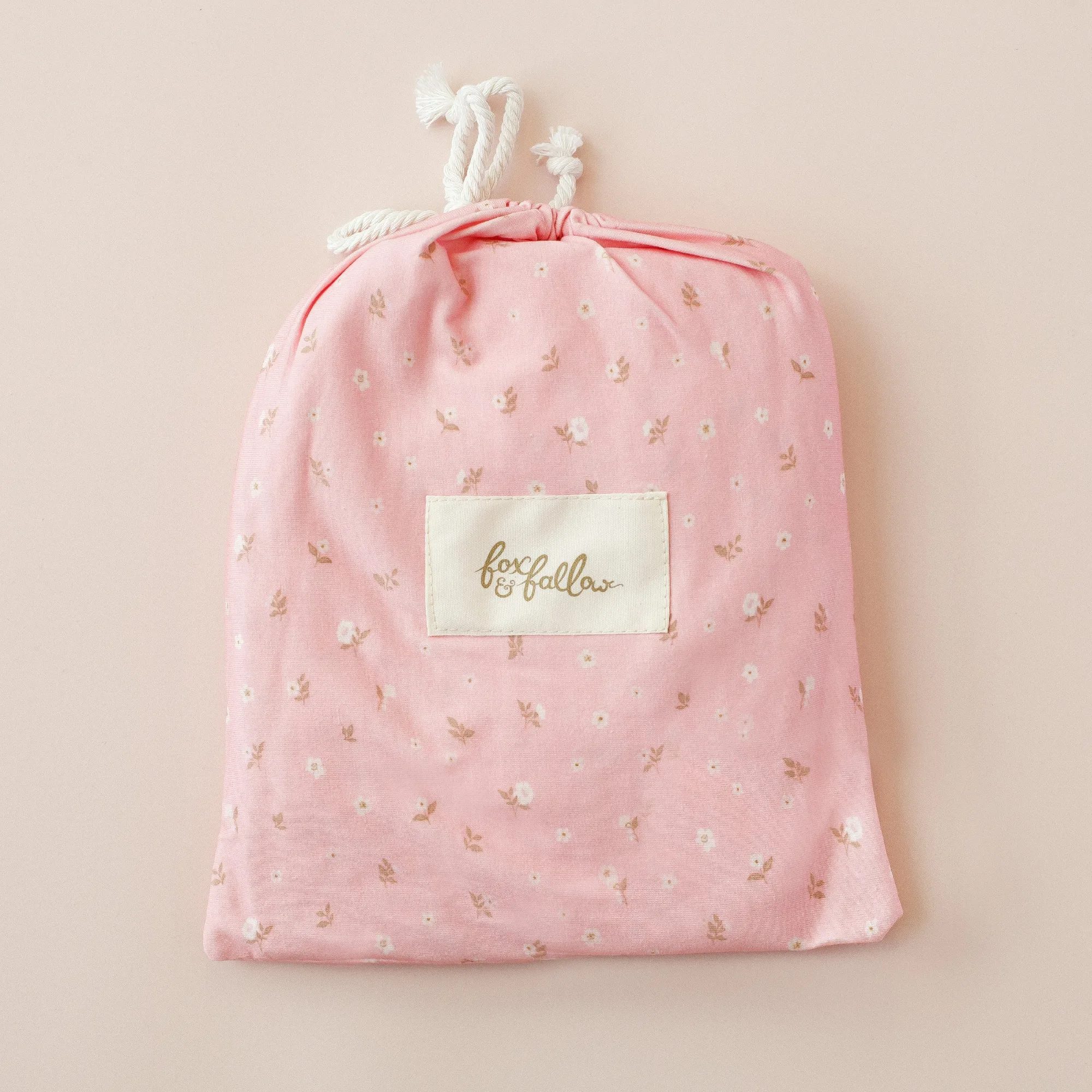 Draps ajustés pour lit bébé vs drap pour berceau : quelle différence ?