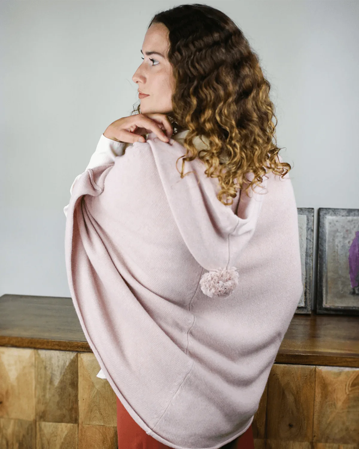 Poncho à capuche femme rose poudre en laine et cachemire