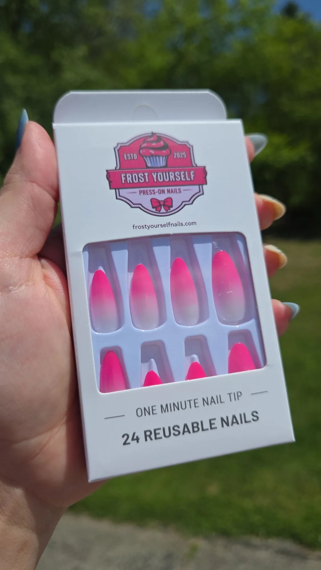 Helderroze press-on nagels: verzorgings- en draagtips