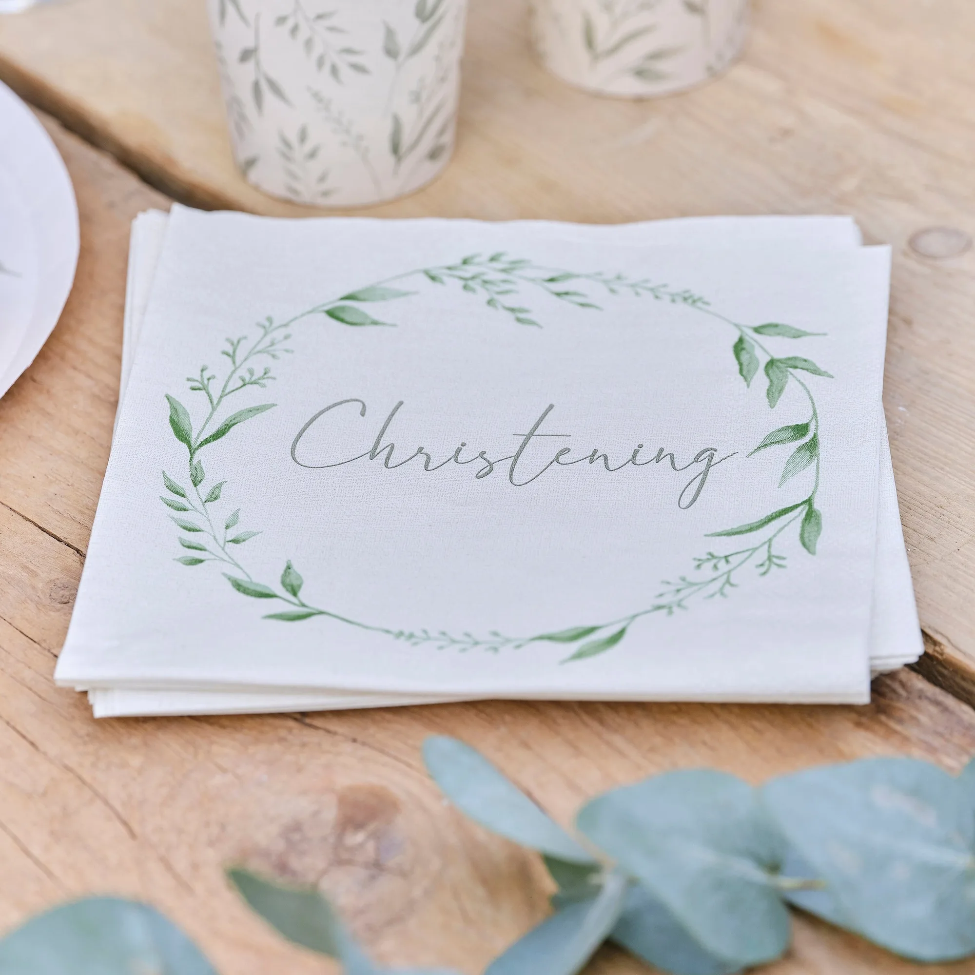 Serviettes de baptême blanches et vertes : idées de dressage de table