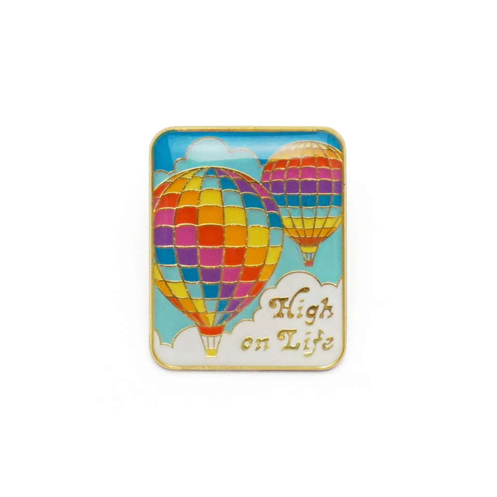 Cómo colocar un pin esmaltado de High On Life en una mochila