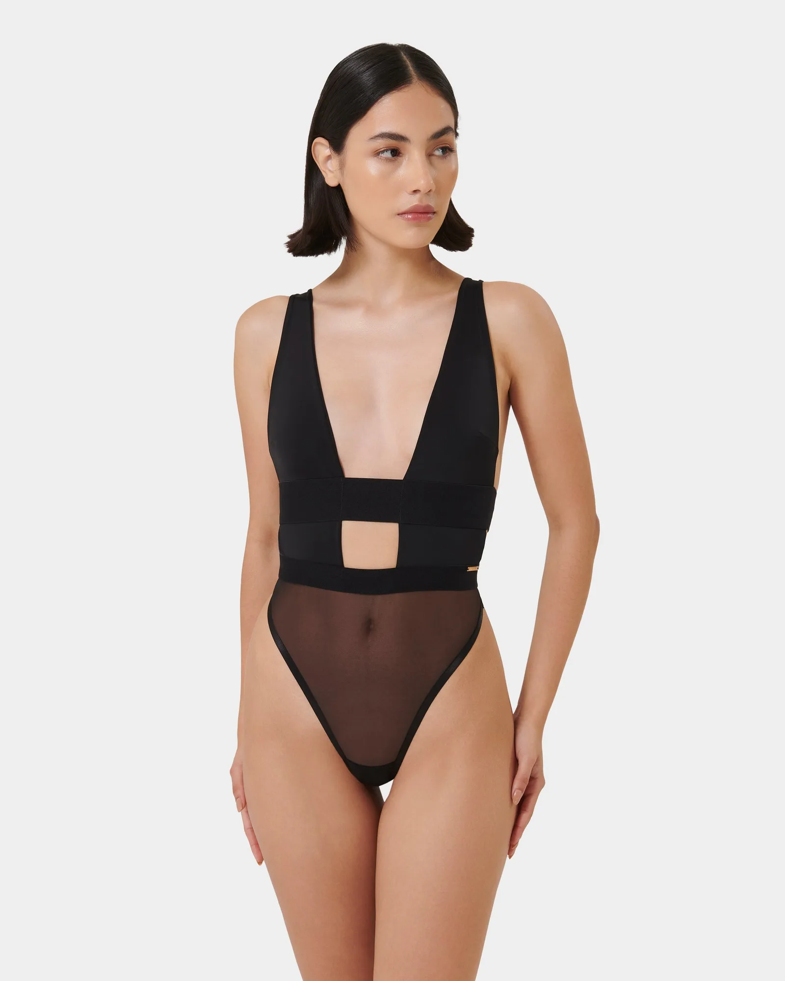 Cómo combinar un body transparente para una noche de fiesta