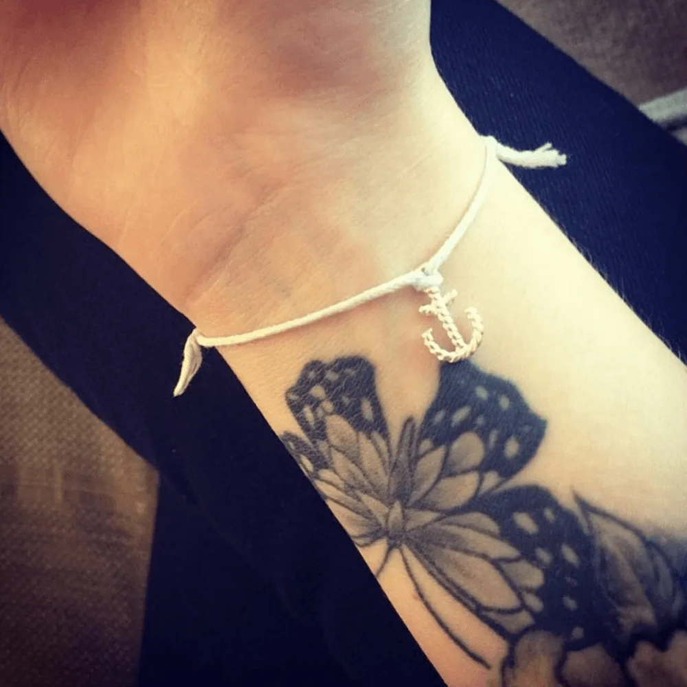 Test du pendentif Charm Threadbare : un charme gothique délicat au quotidien