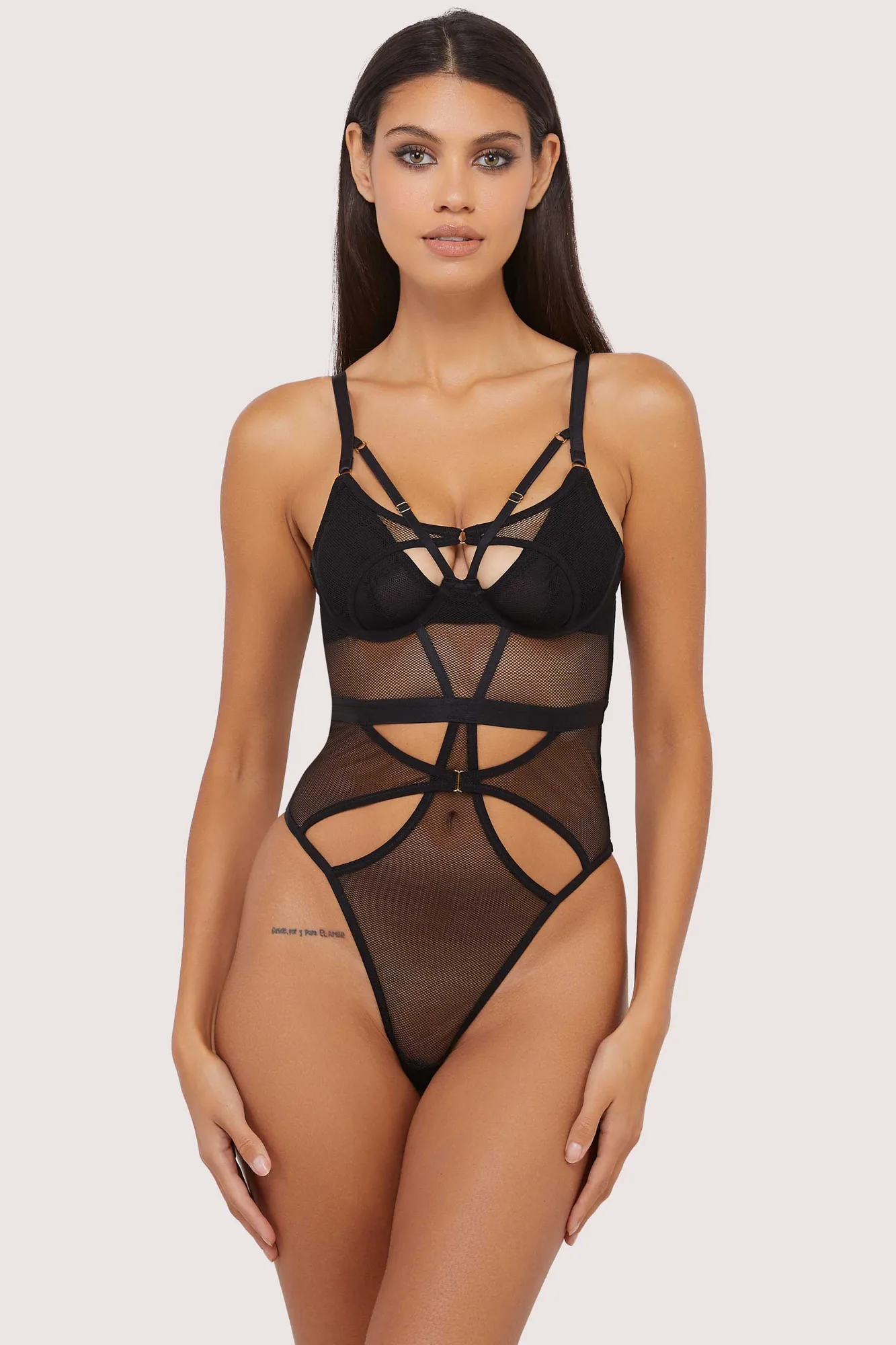 Associer un body résille avec une culotte taille haute