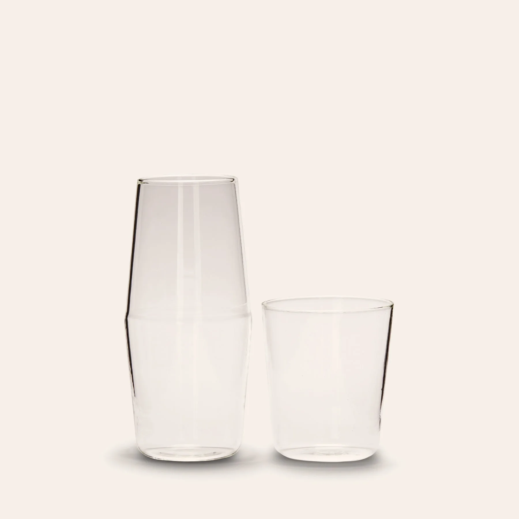 Utiliser une carafe et une tasse pour s'hydrater la nuit
