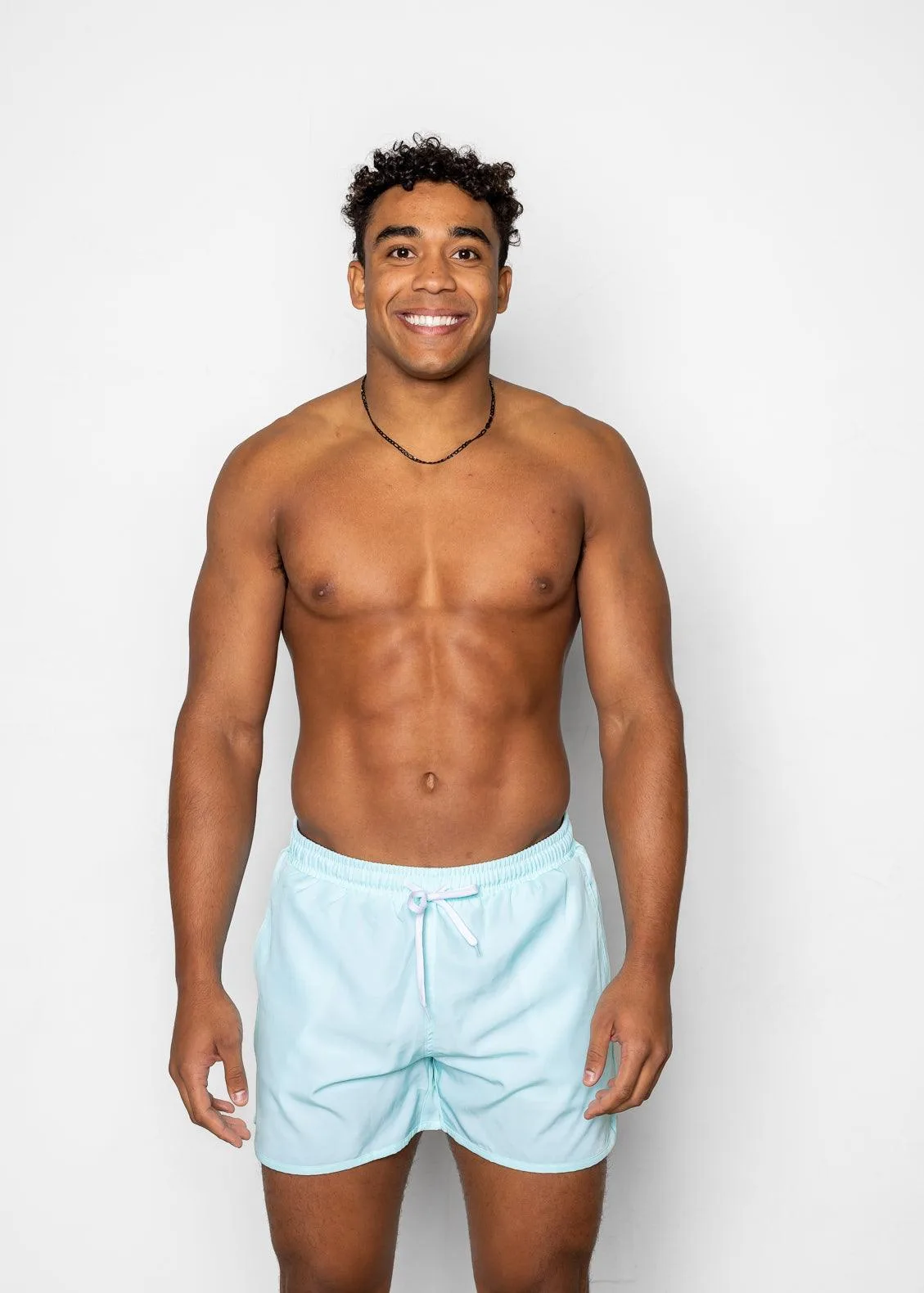 Boardies juveniles vs. Shorties retro para hombre: diferencias clave