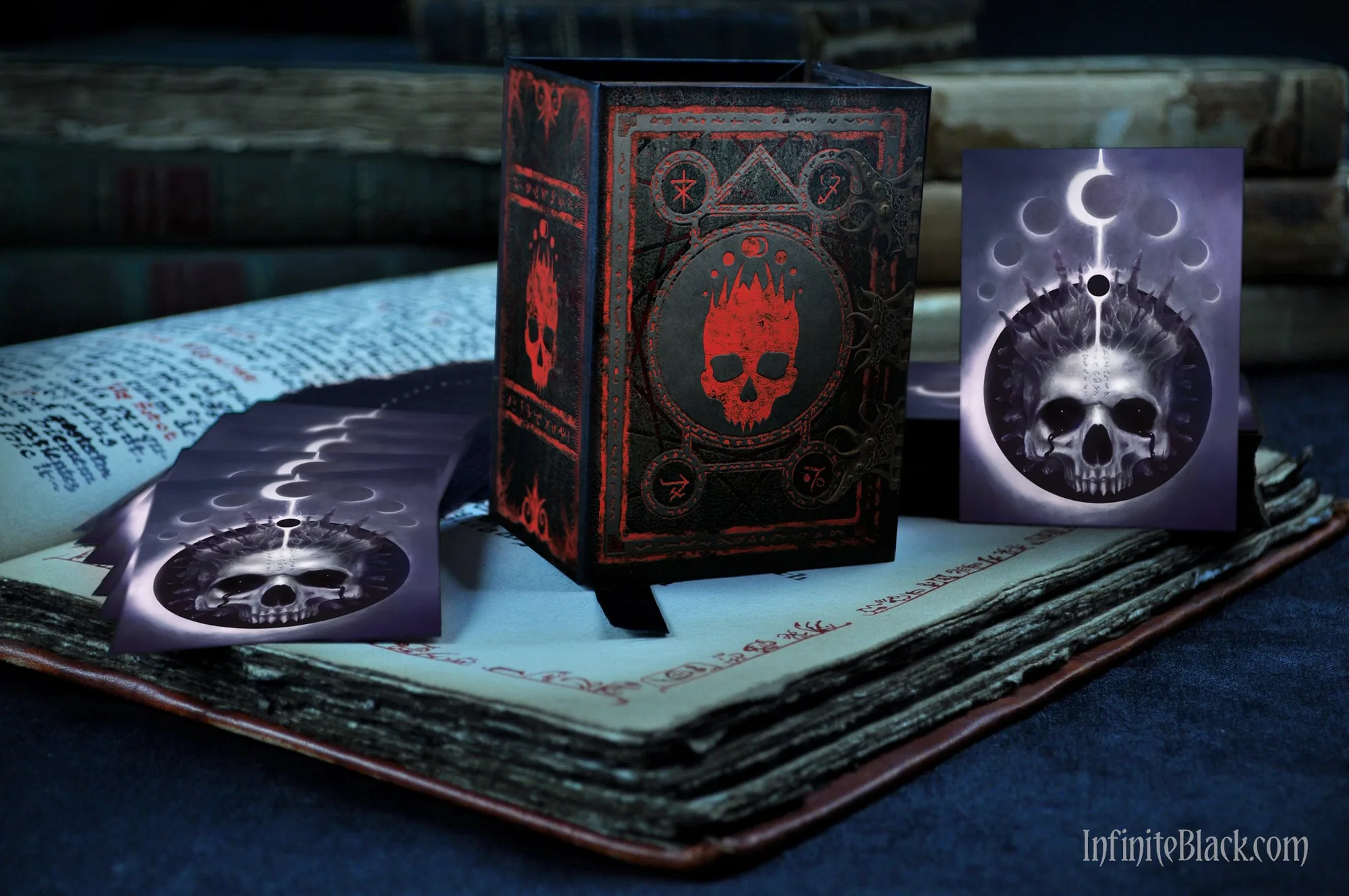 Caja de mazos de cartas - Marca del Necronomicón