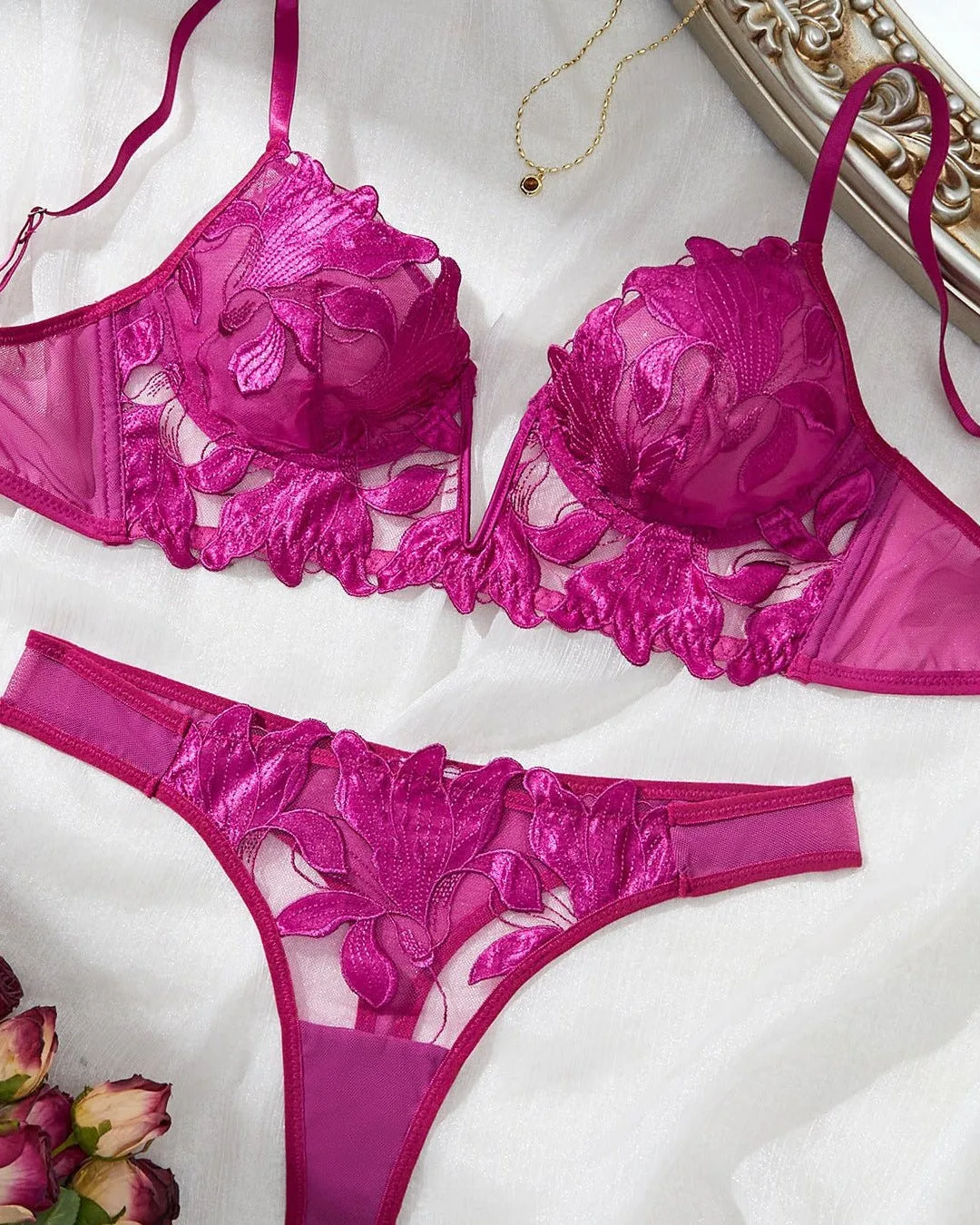Date Night Weapon vs. Little Miss Lace: Dessous im Vergleich