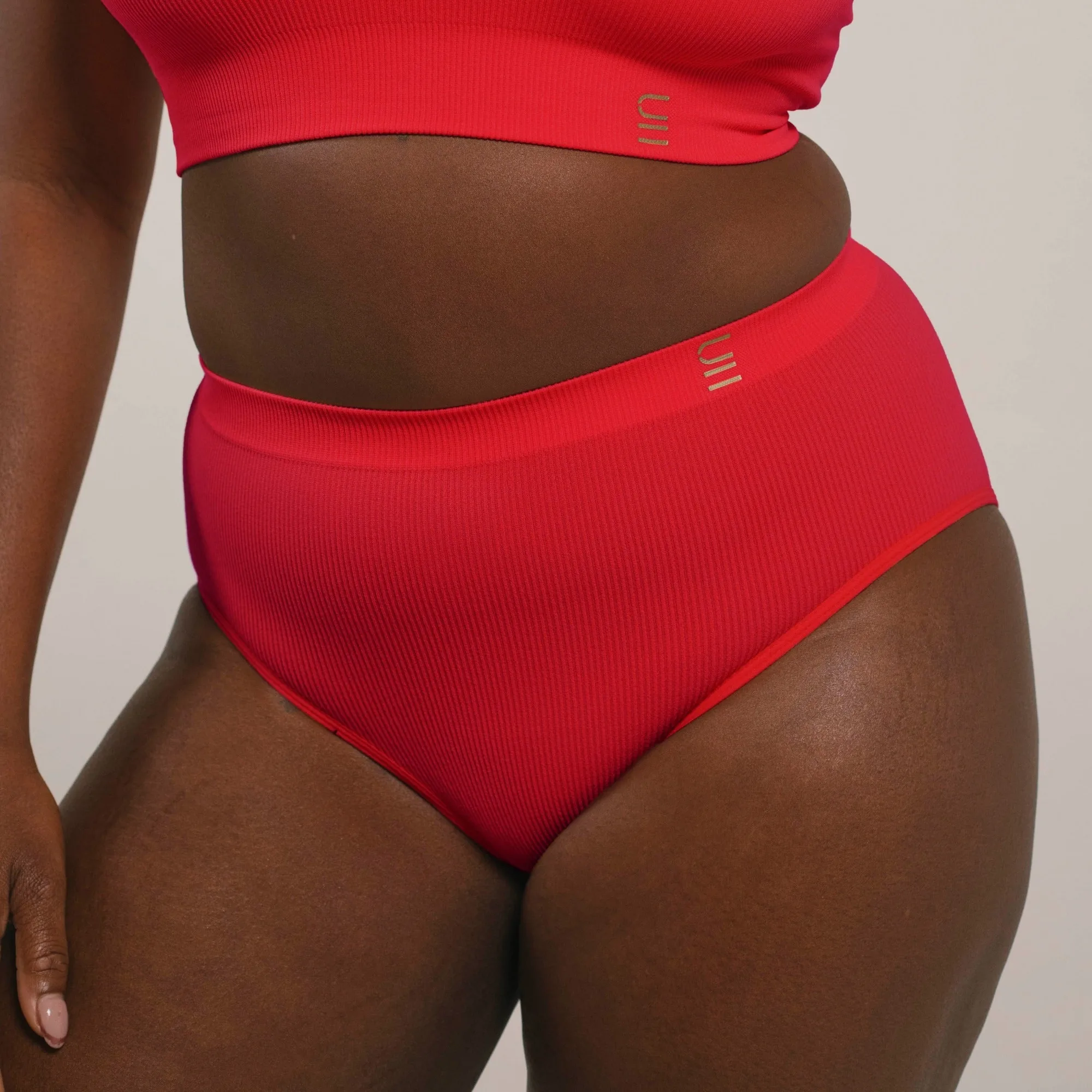 Braguita de cintura alta vs braguita bikini: cobertura diaria
