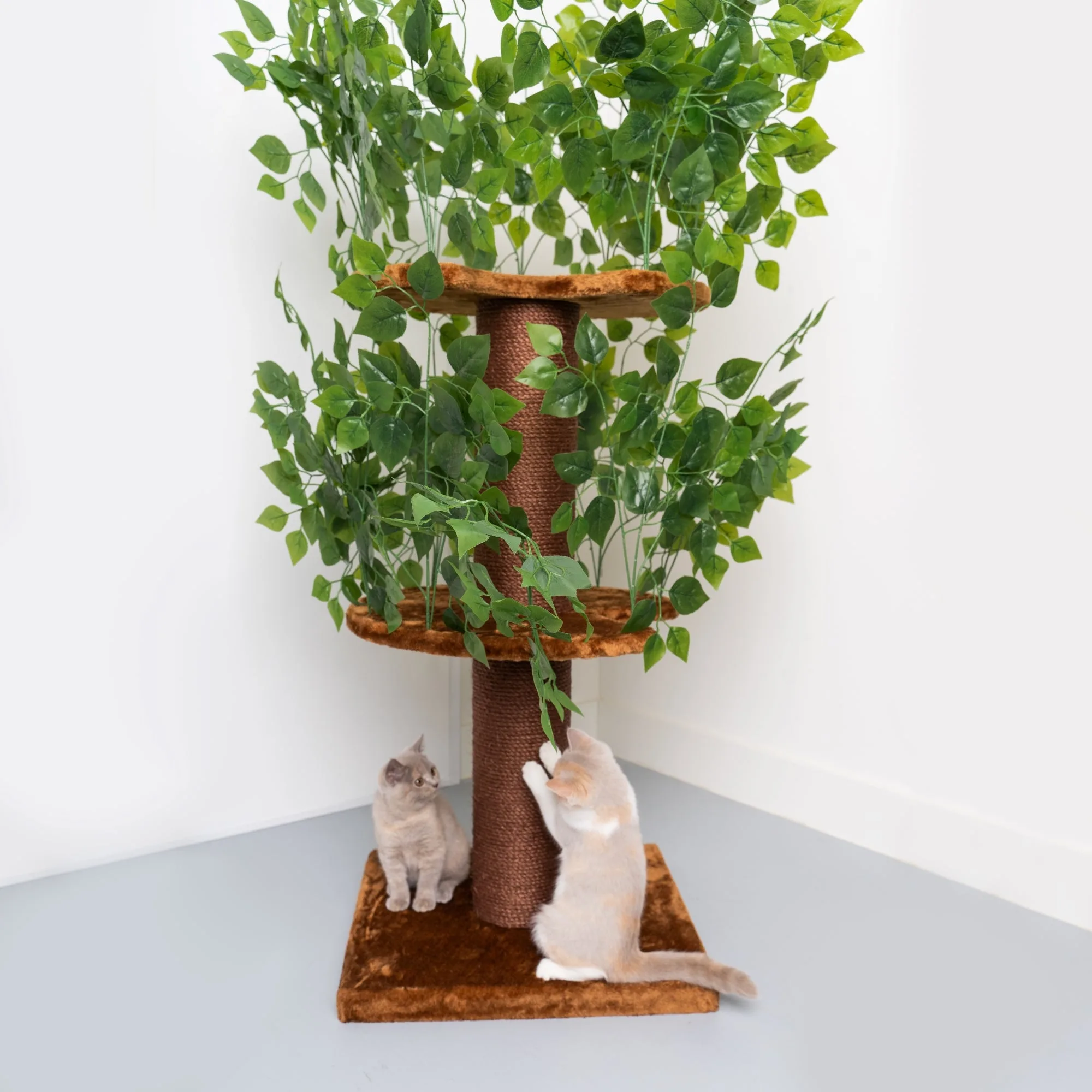 Katzenbaum mit Naturblättern: Umweltfreundliches Katzenmöbel