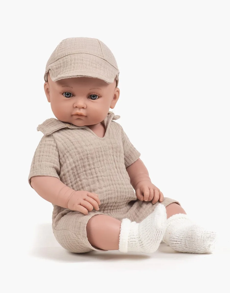 Yann, poupon Bambinis 47cm habillé de son ensemble combinaison Tom / casquette en gaze de coton beige