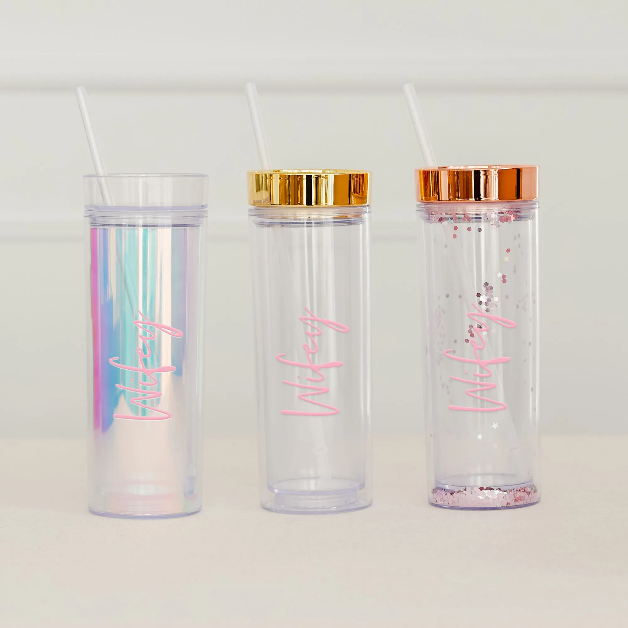 Personalisierter 17 Oz. isolierter Kunststoff-Trinktumbler mit Deckel und Strohhalm - Wifey
