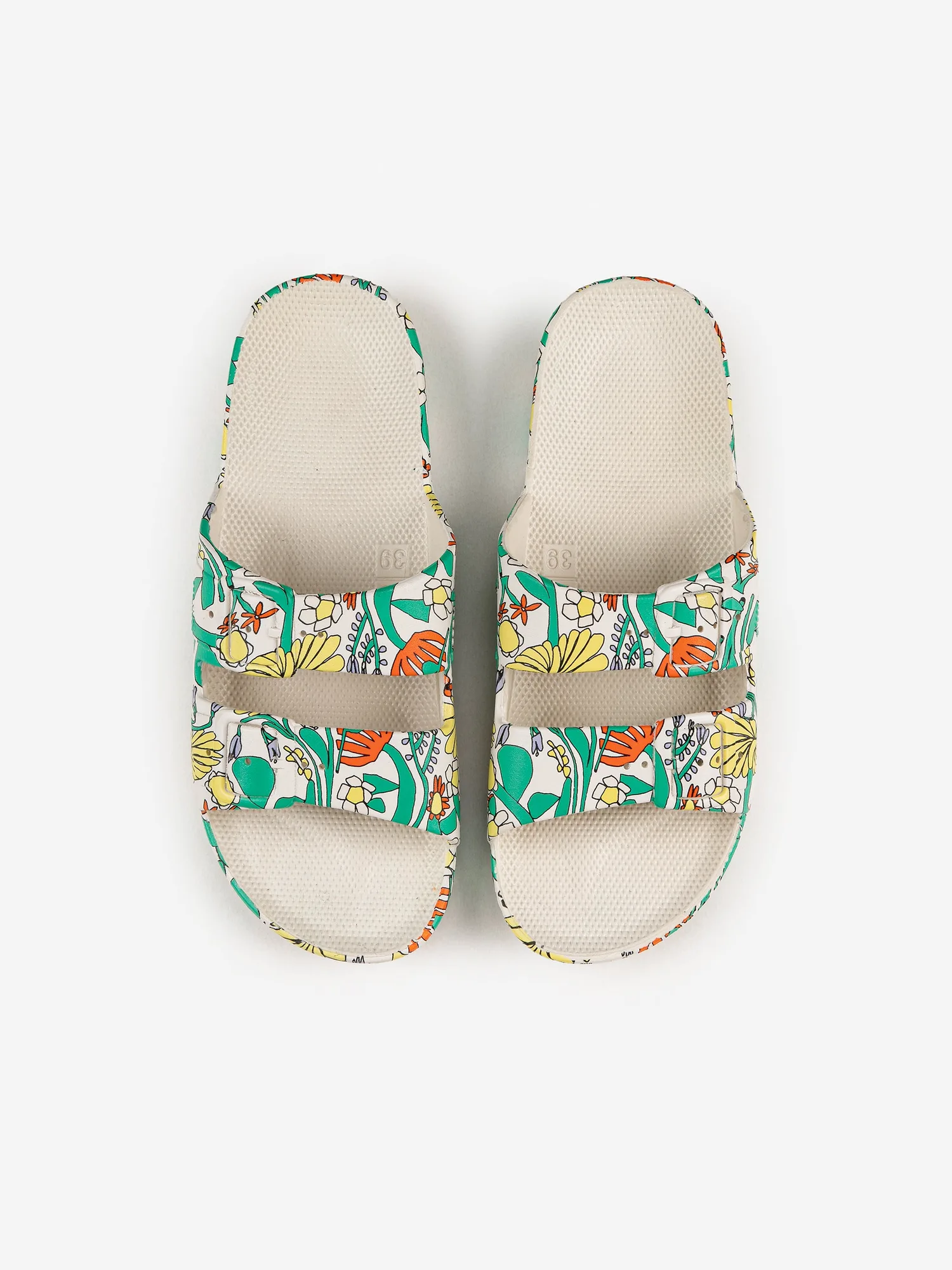 Zo style je Color Herbalist patroon sandalen in de zomer