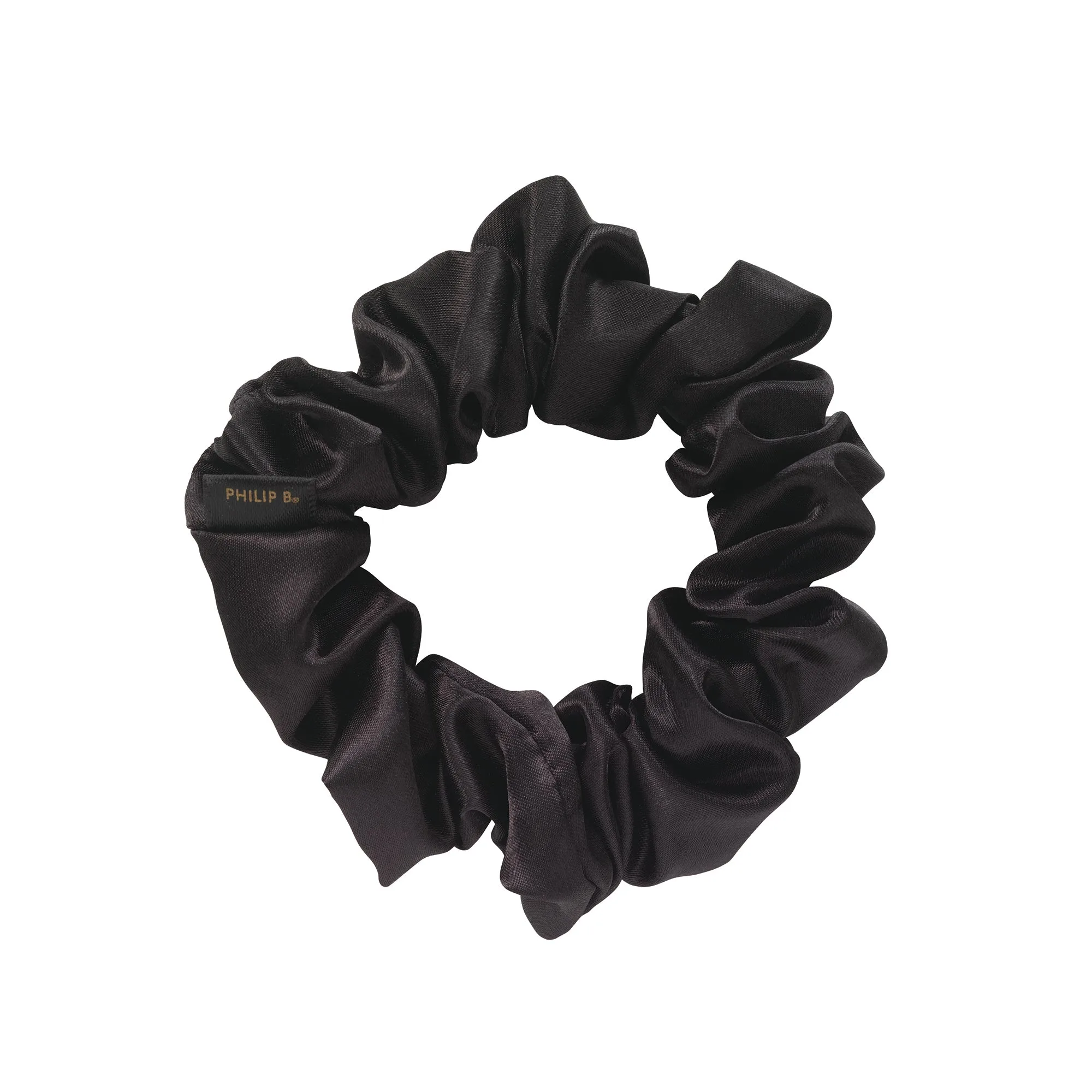 Come usare uno scrunchie setoso per capelli senza danni