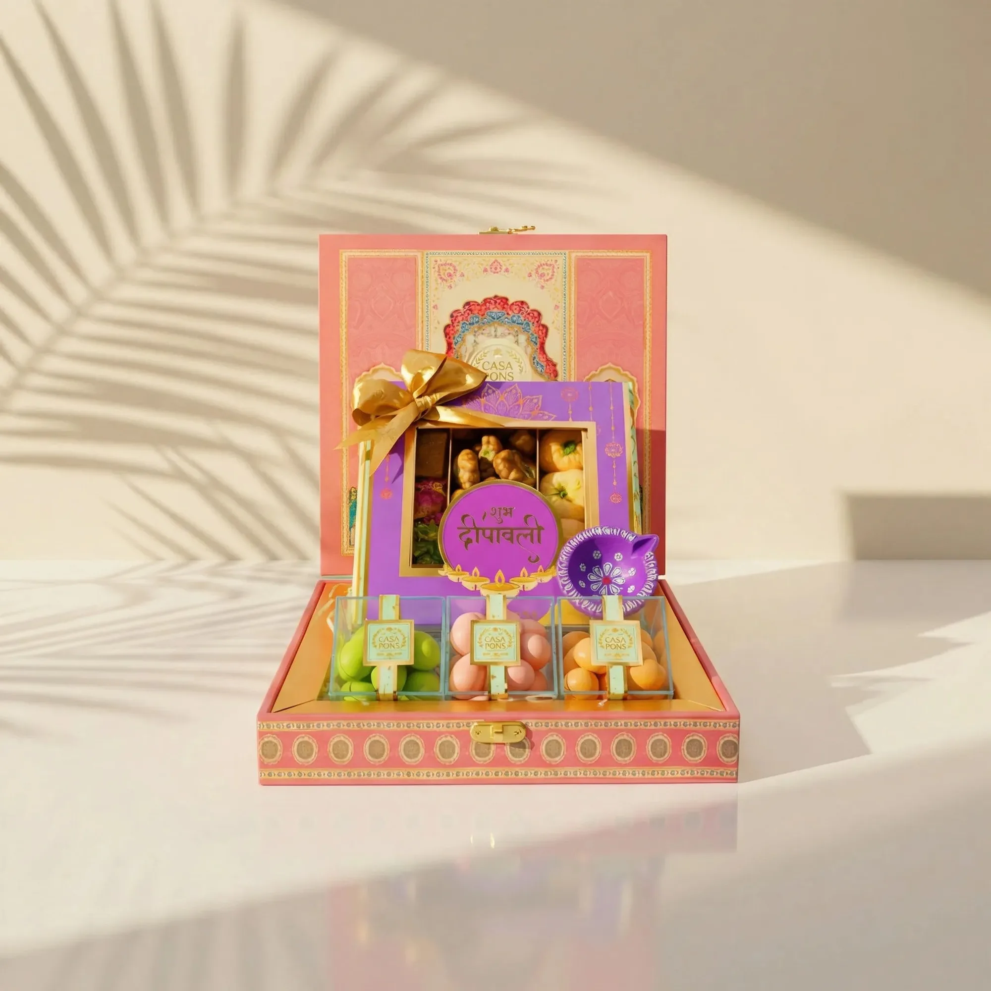 Cesta pequeña de pavo real rosa | Caja de regalo Diwali con pacanas, dulces y grageas