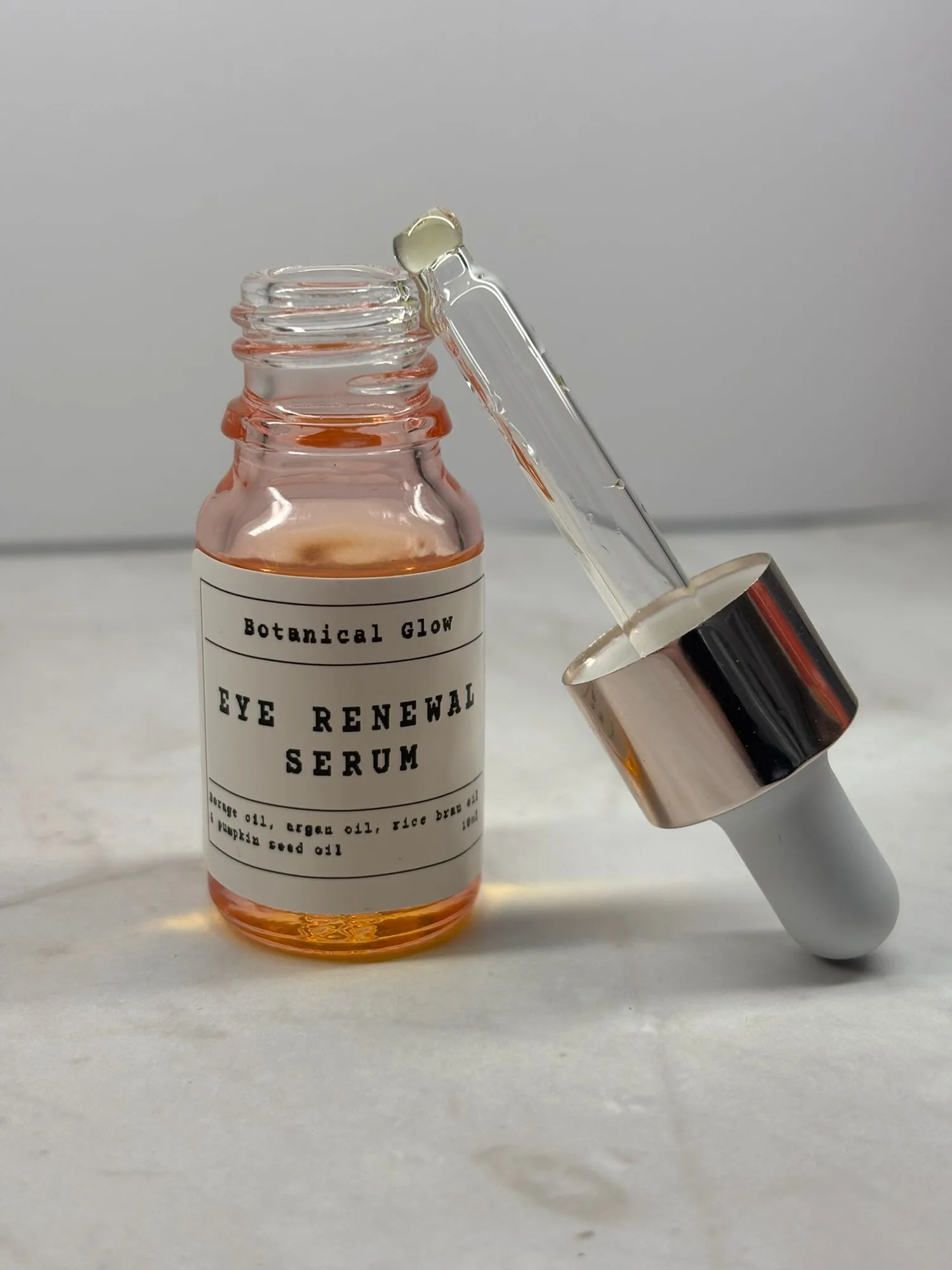 Serum pod oczy czy krem: Co lepsze dla Twojej rutyny?