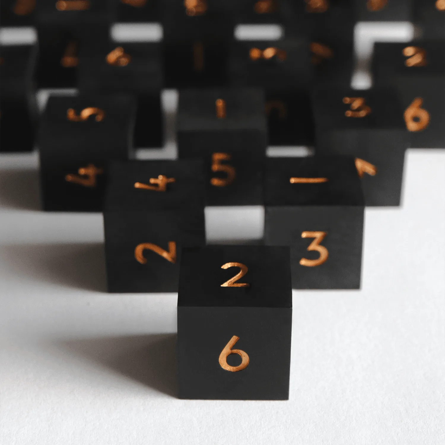 El set Black Obelisk 6D6 frente al 6D6 estándar